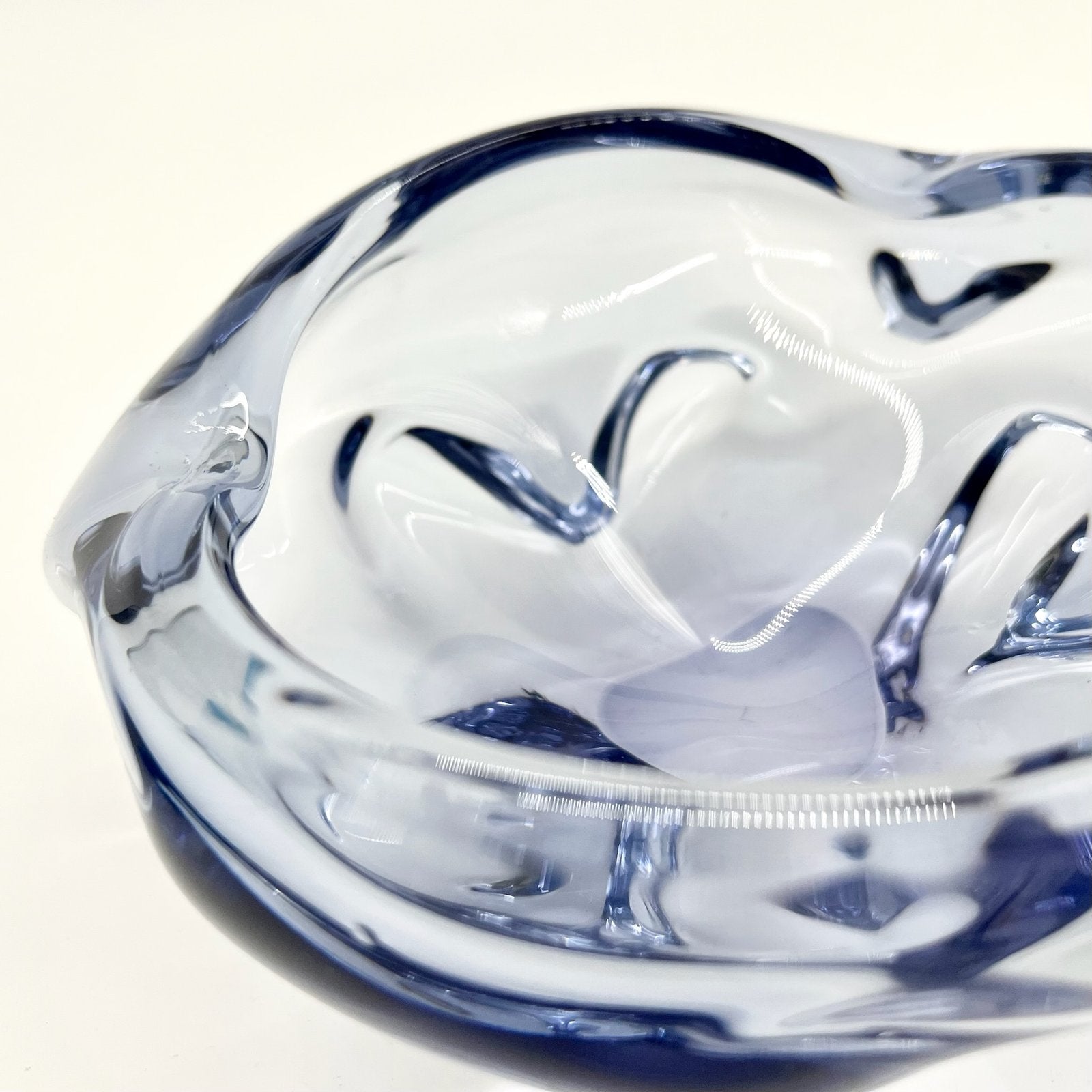 CENDRIER  CRISTAL DE BOHÈME BLEU FUMÉ, 1970