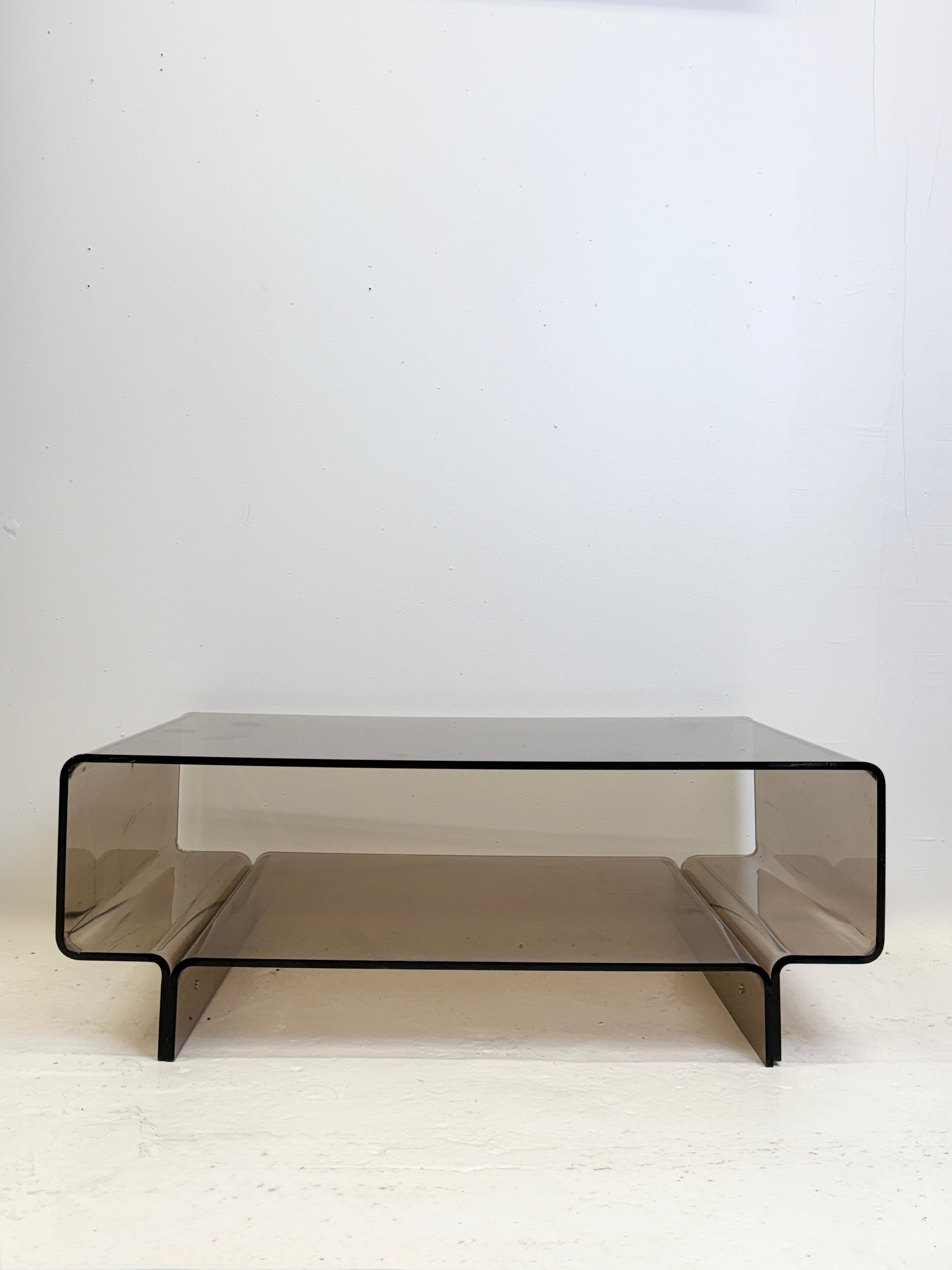 TABLE BASSE / MEUBLE D’APPOINT EN PLEXI FUMÉ, 1970S
