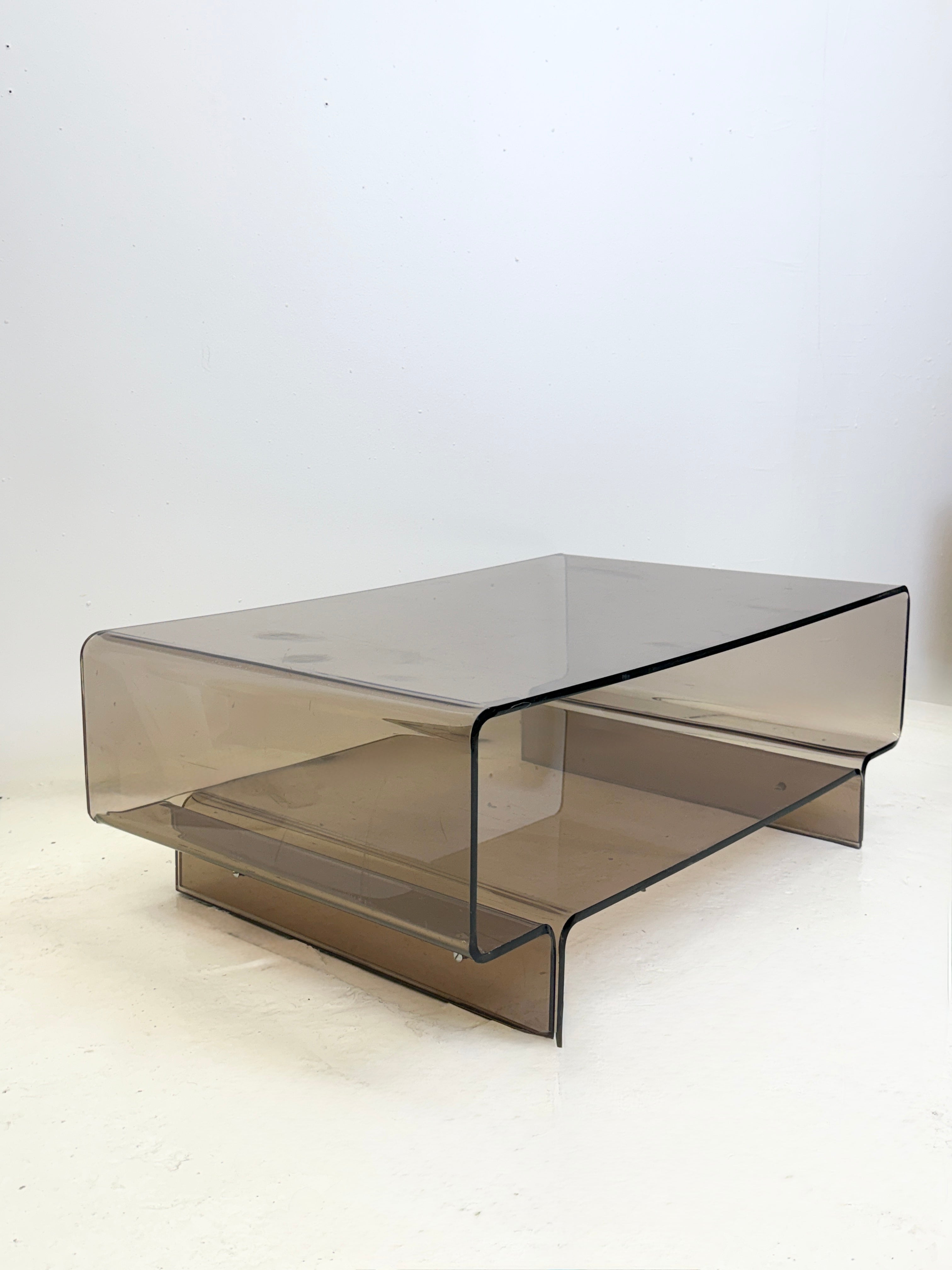 TABLE BASSE / MEUBLE D’APPOINT EN PLEXI FUMÉ, 1970S