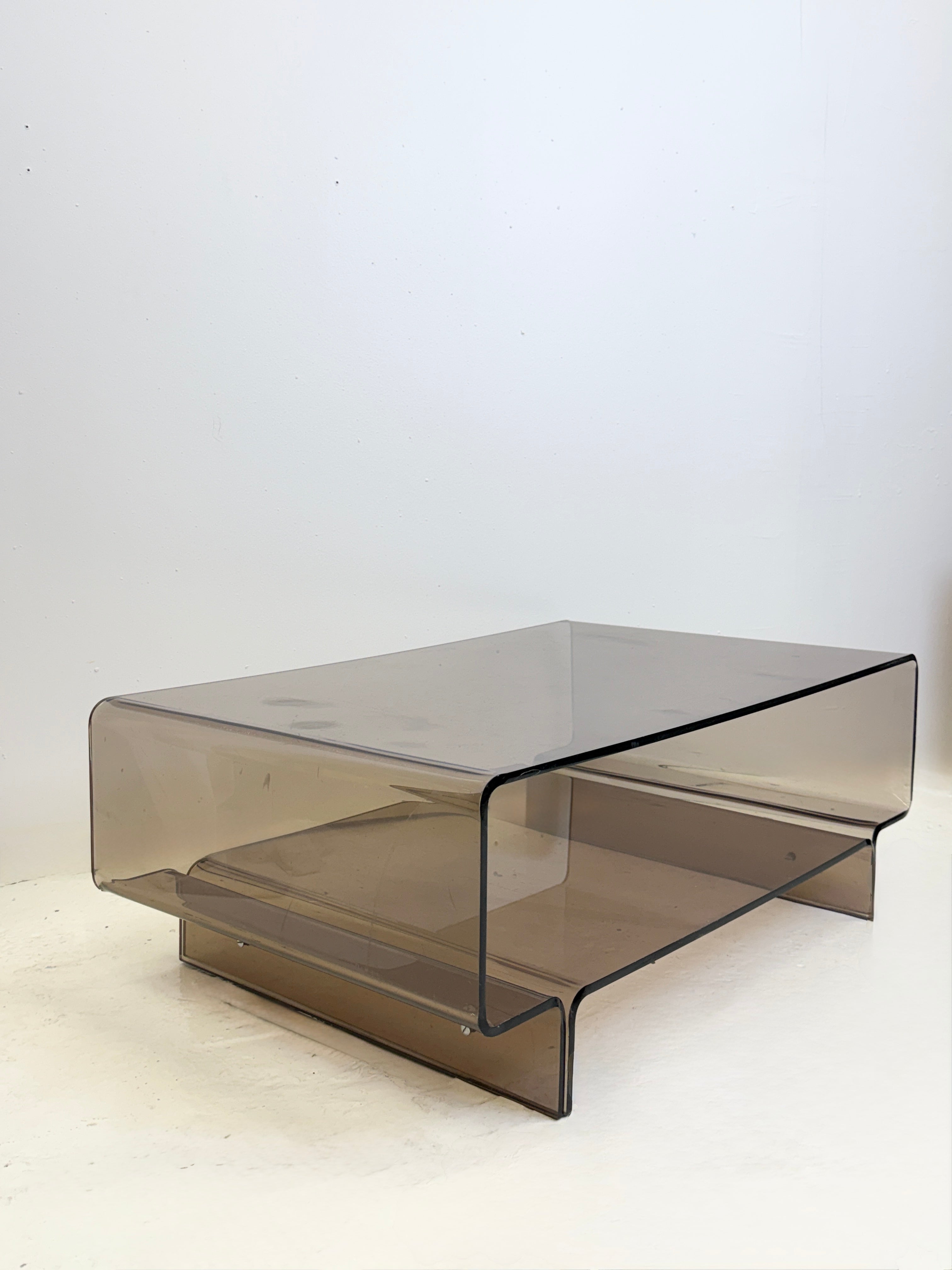 TABLE BASSE / MEUBLE D’APPOINT EN PLEXI FUMÉ, 1970S