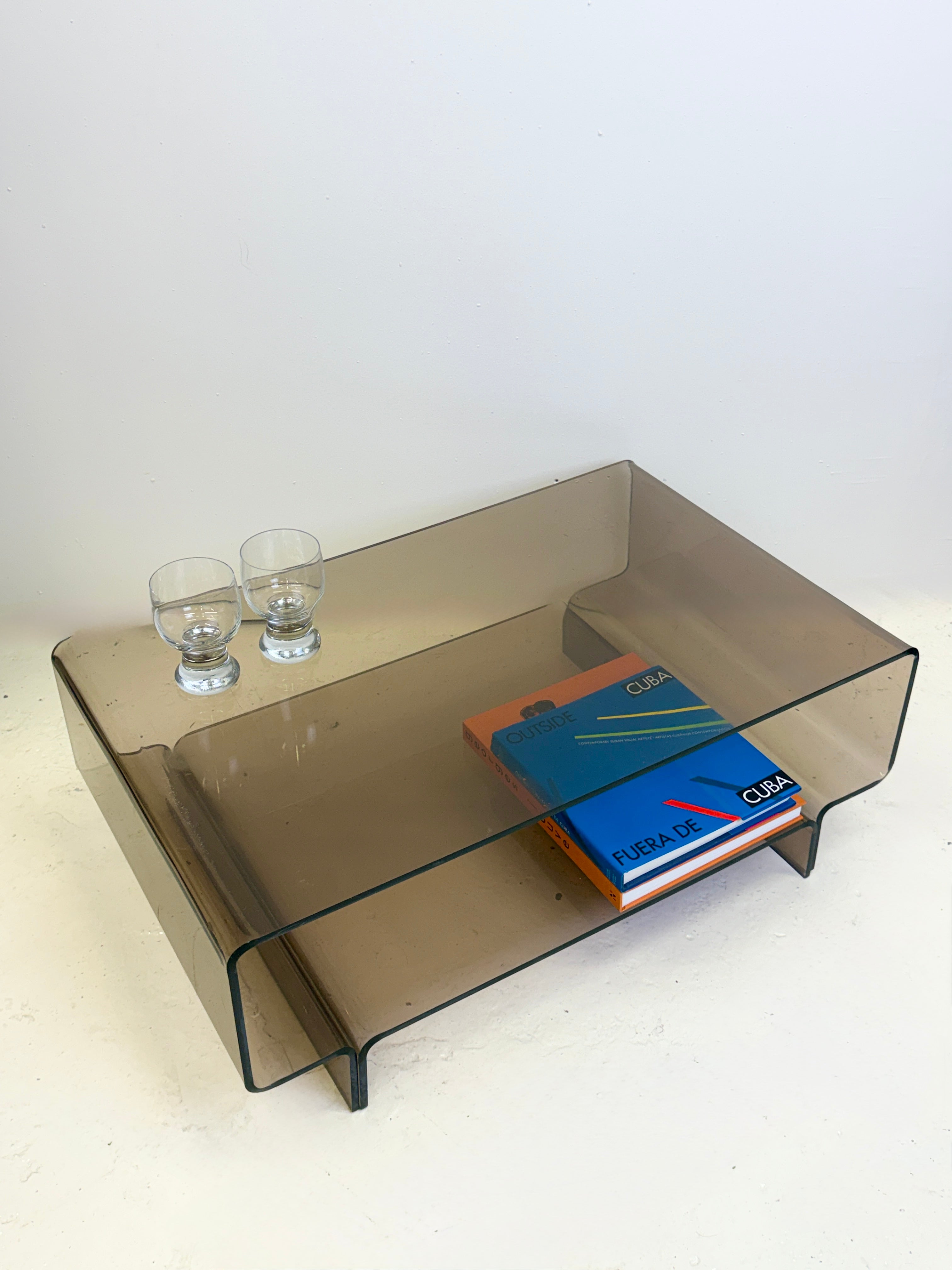 TABLE BASSE / MEUBLE D’APPOINT EN PLEXI FUMÉ, 1970S
