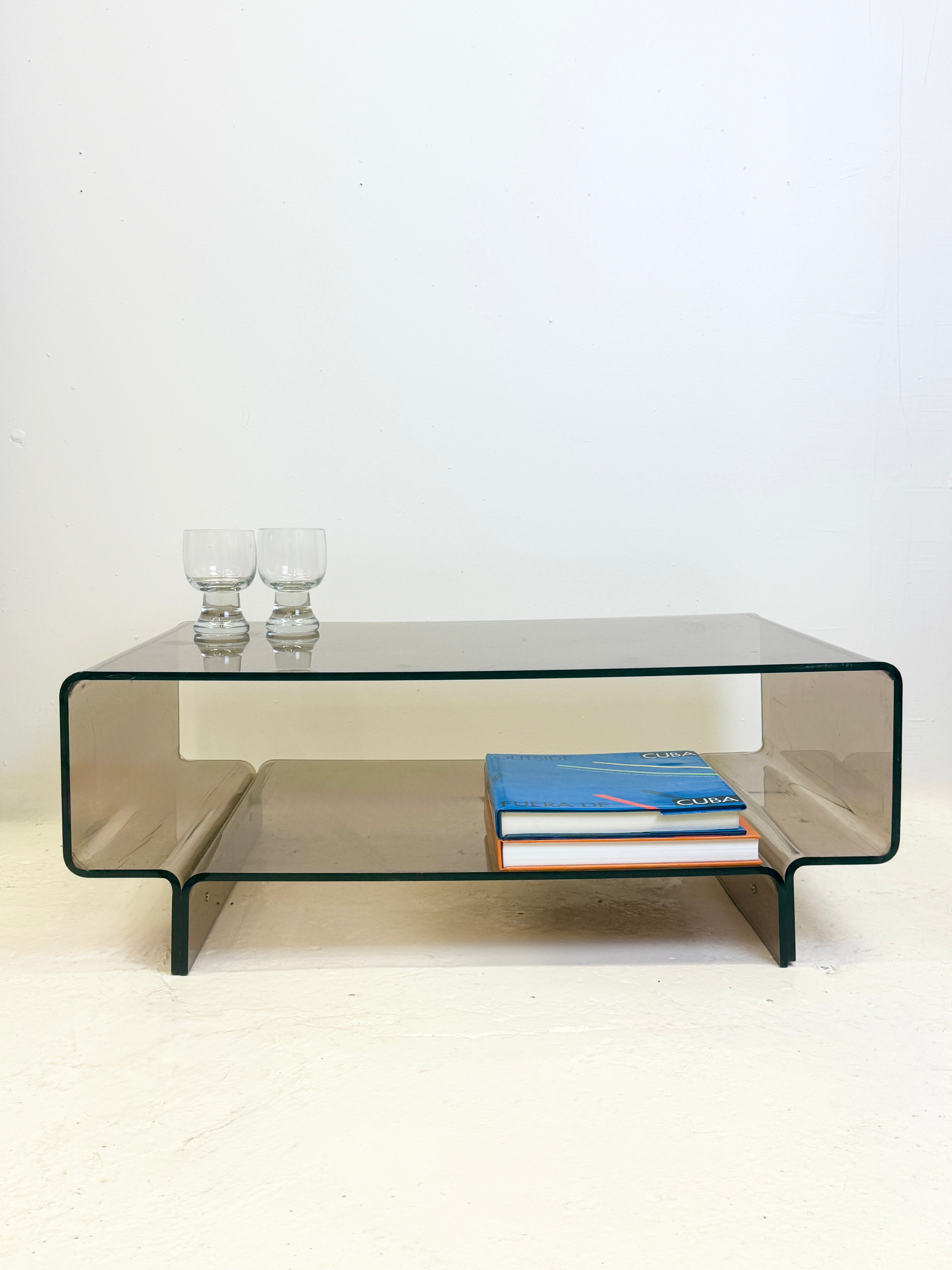 TABLE BASSE / MEUBLE D’APPOINT EN PLEXI FUMÉ, 1970S