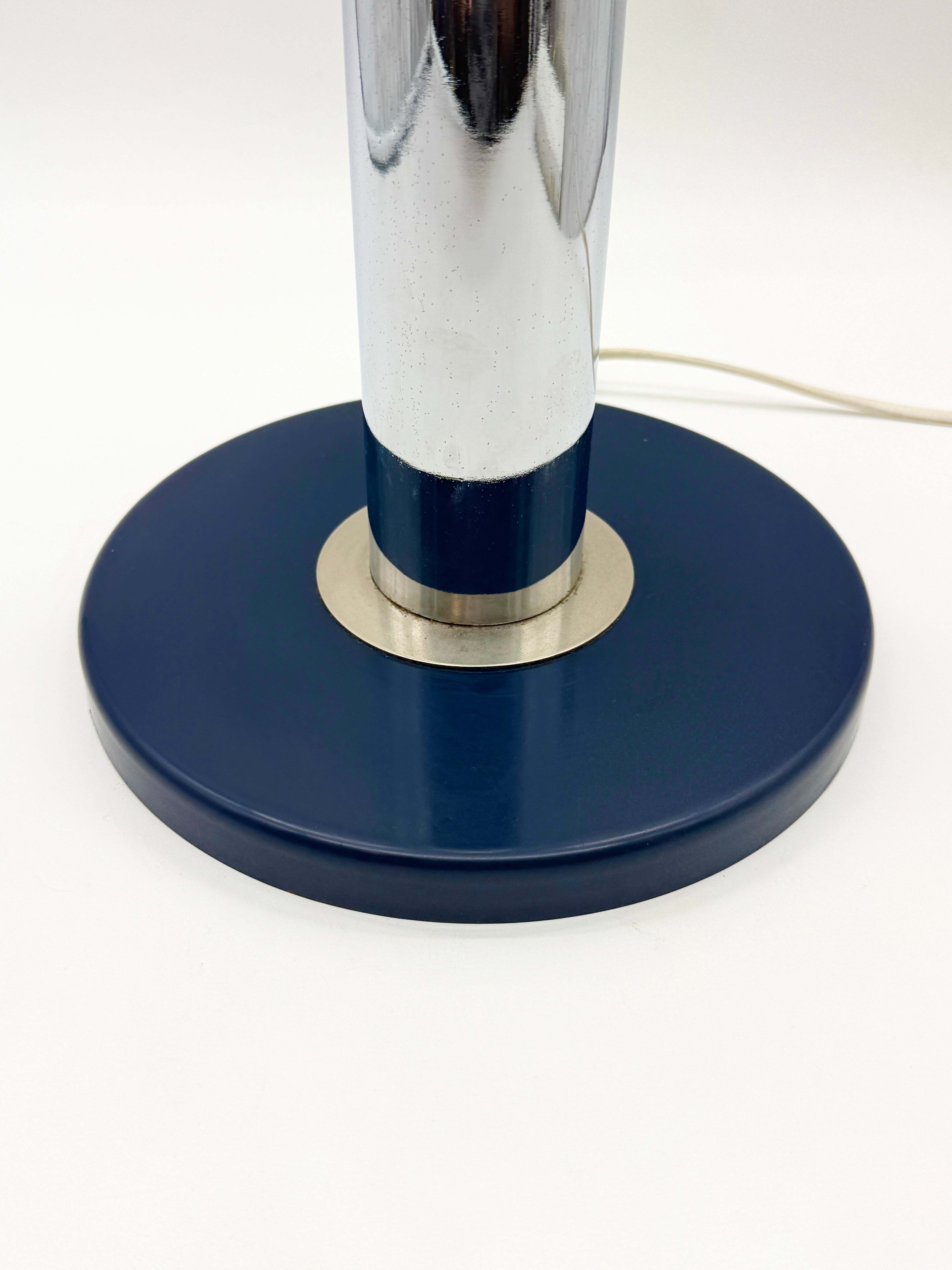 GRANDE LAMPE DE TABLE BLEU ET CHROME, ITALY 1970S