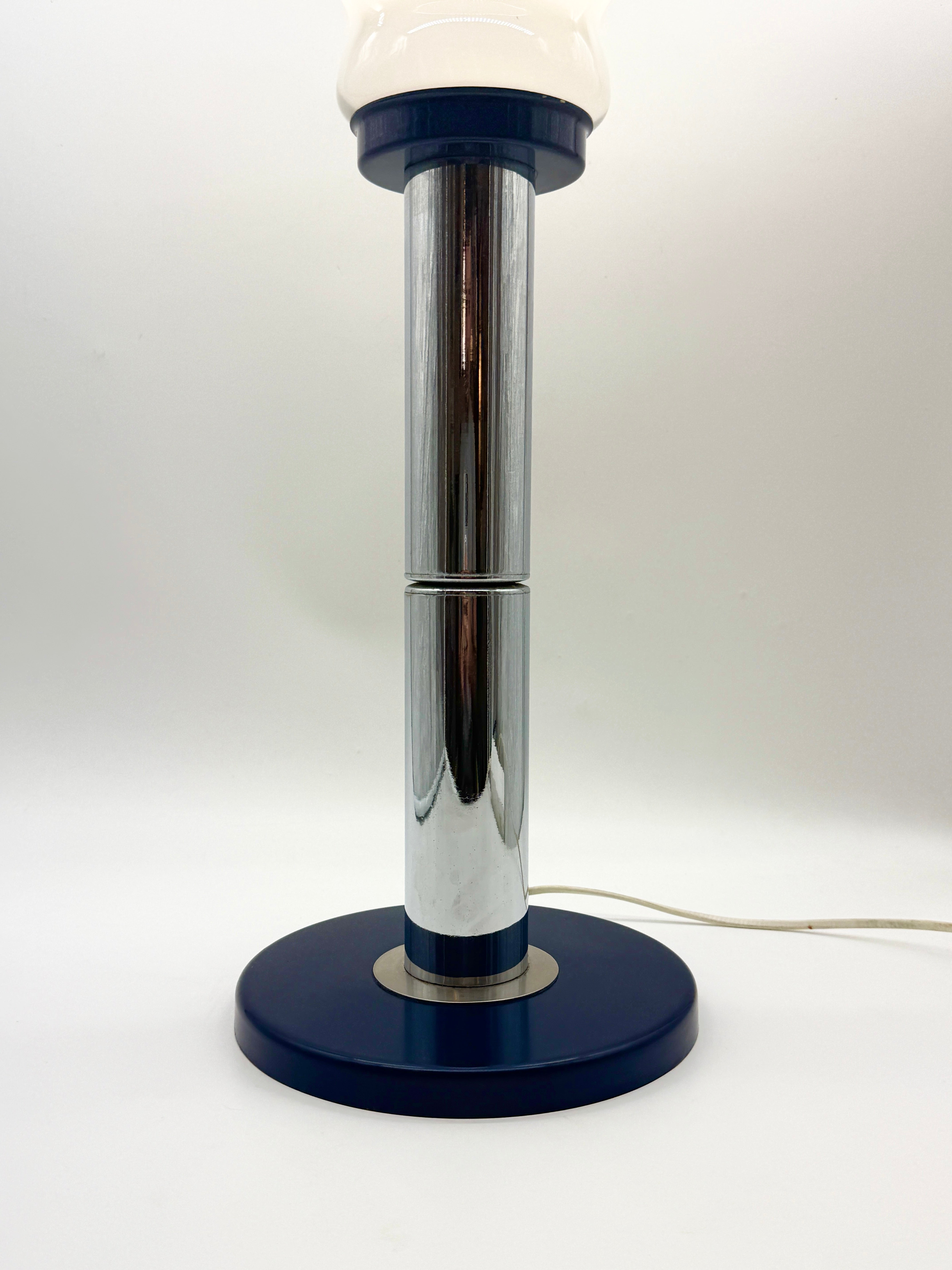 GRANDE LAMPE DE TABLE BLEU ET CHROME, ITALY 1970S
