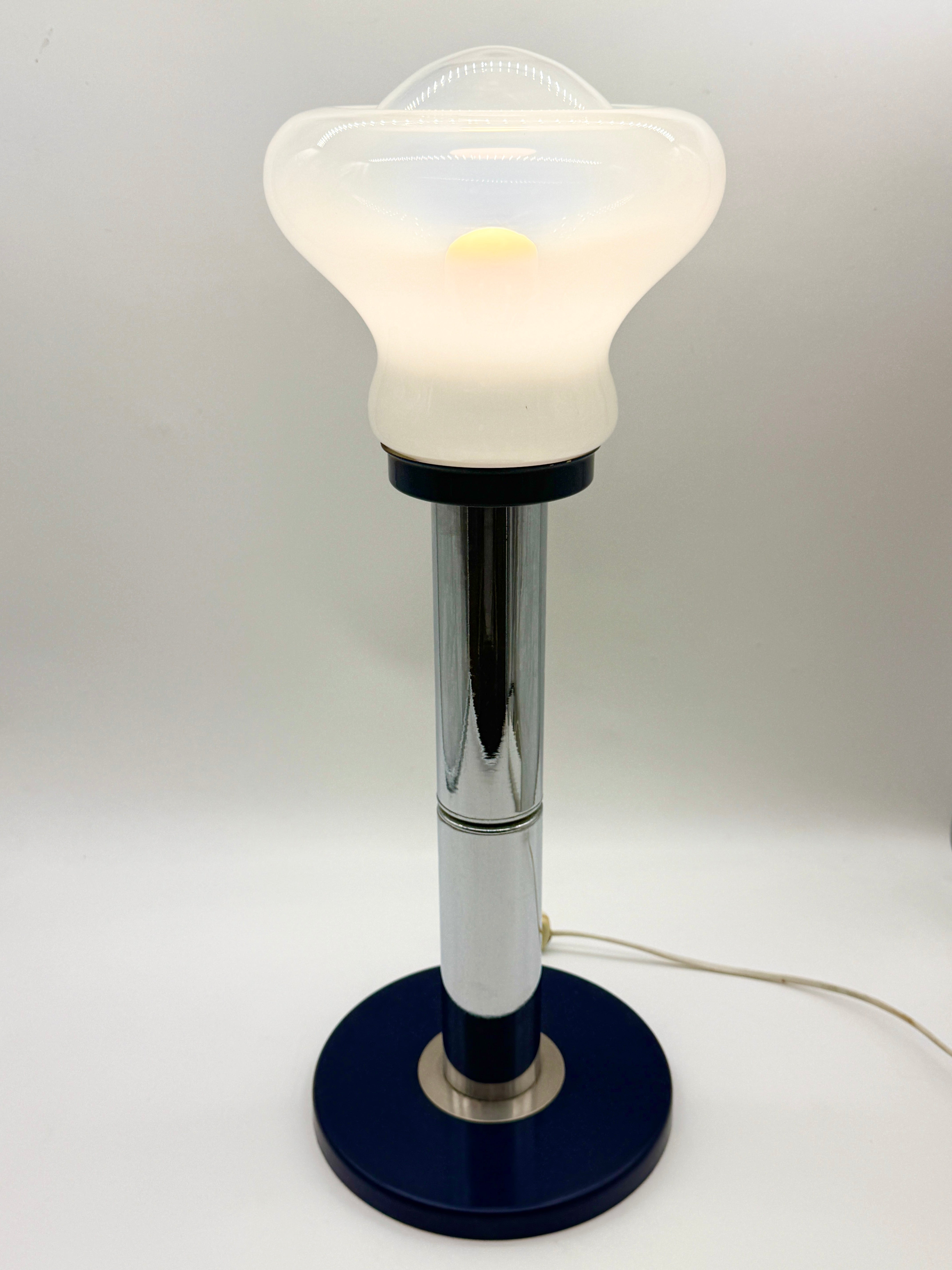 GRANDE LAMPE DE TABLE BLEU ET CHROME, ITALY 1970S
