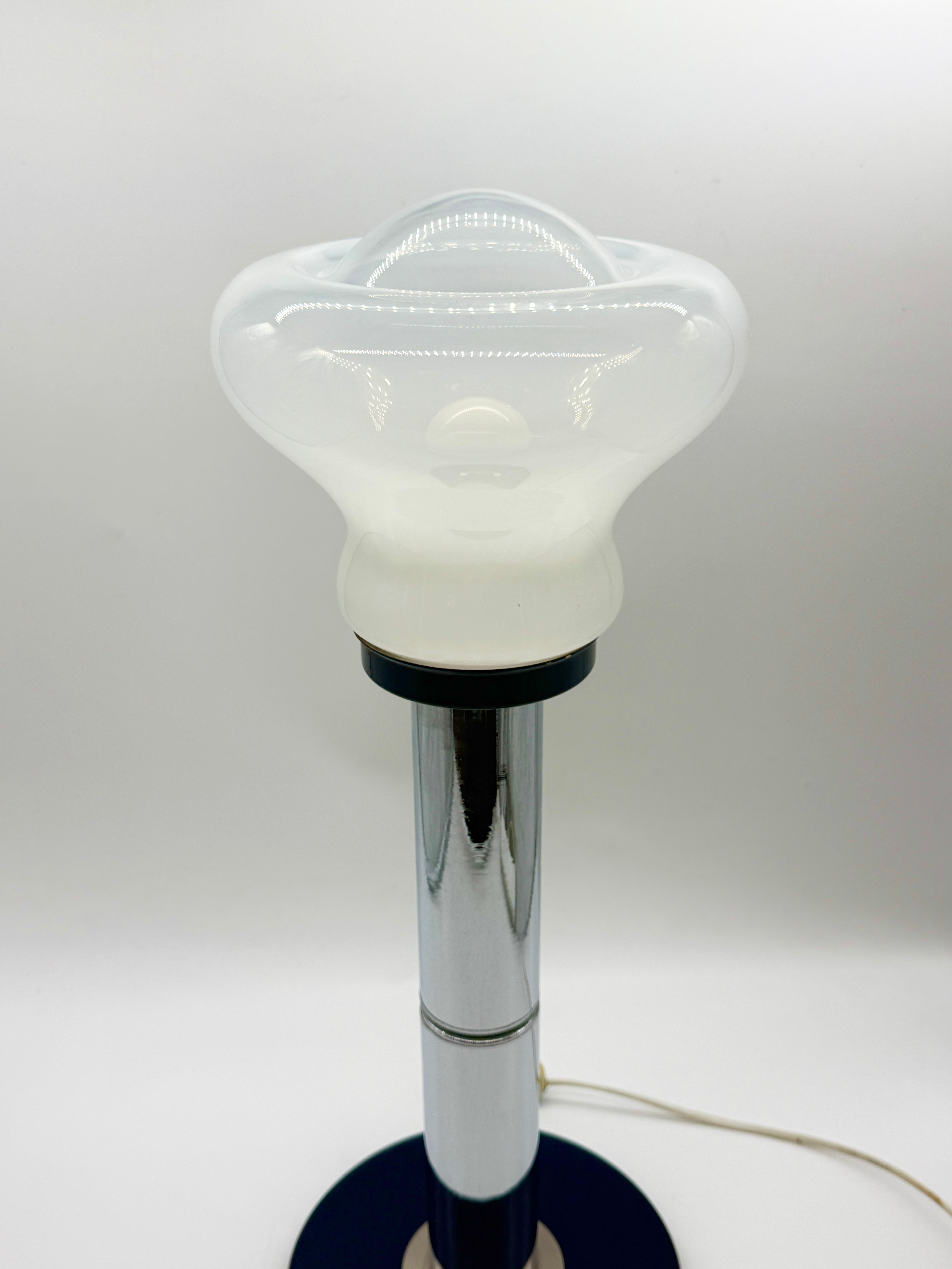 GRANDE LAMPE DE TABLE BLEU ET CHROME, ITALY 1970S