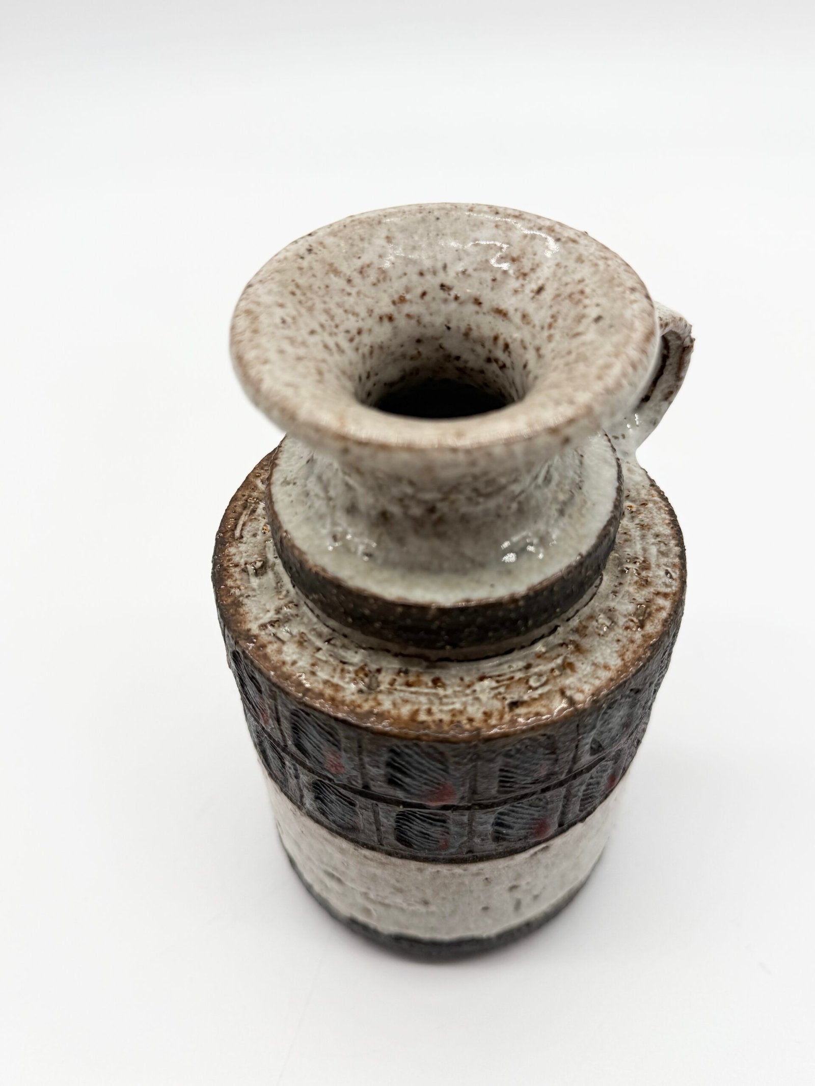 VASE "BRUTALISTE" EN CÉRAMIQUE — 1960s