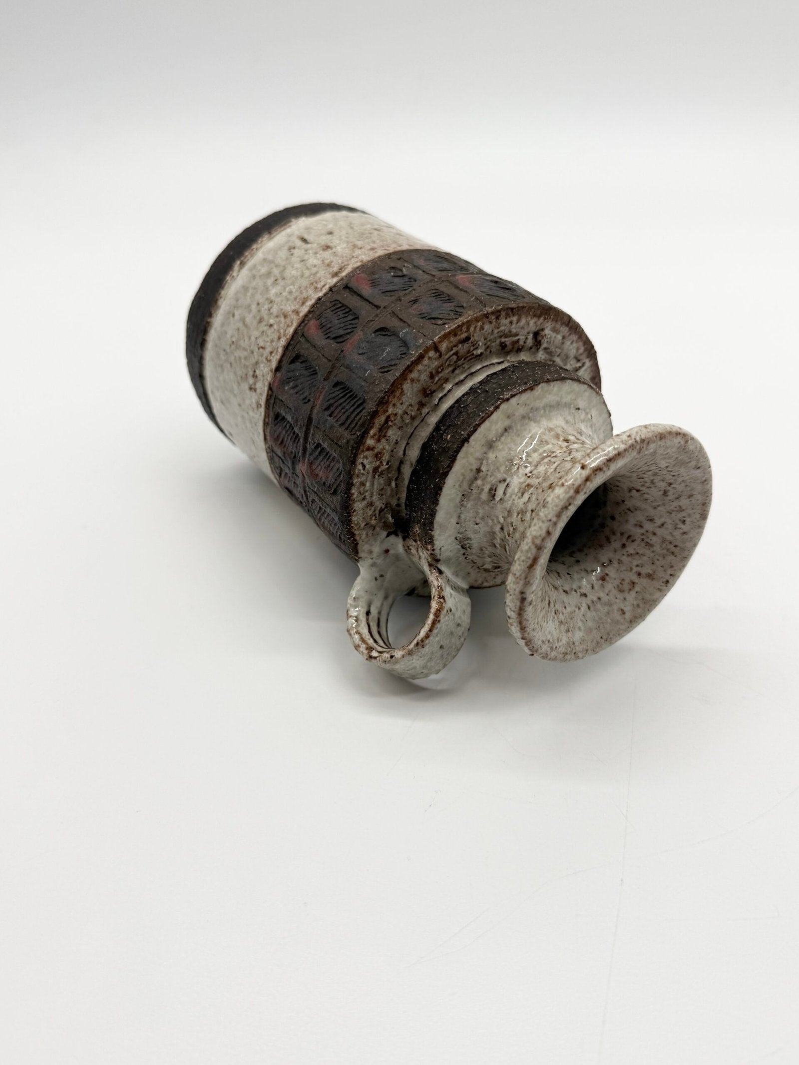 VASE "BRUTALISTE" EN CÉRAMIQUE — 1960s