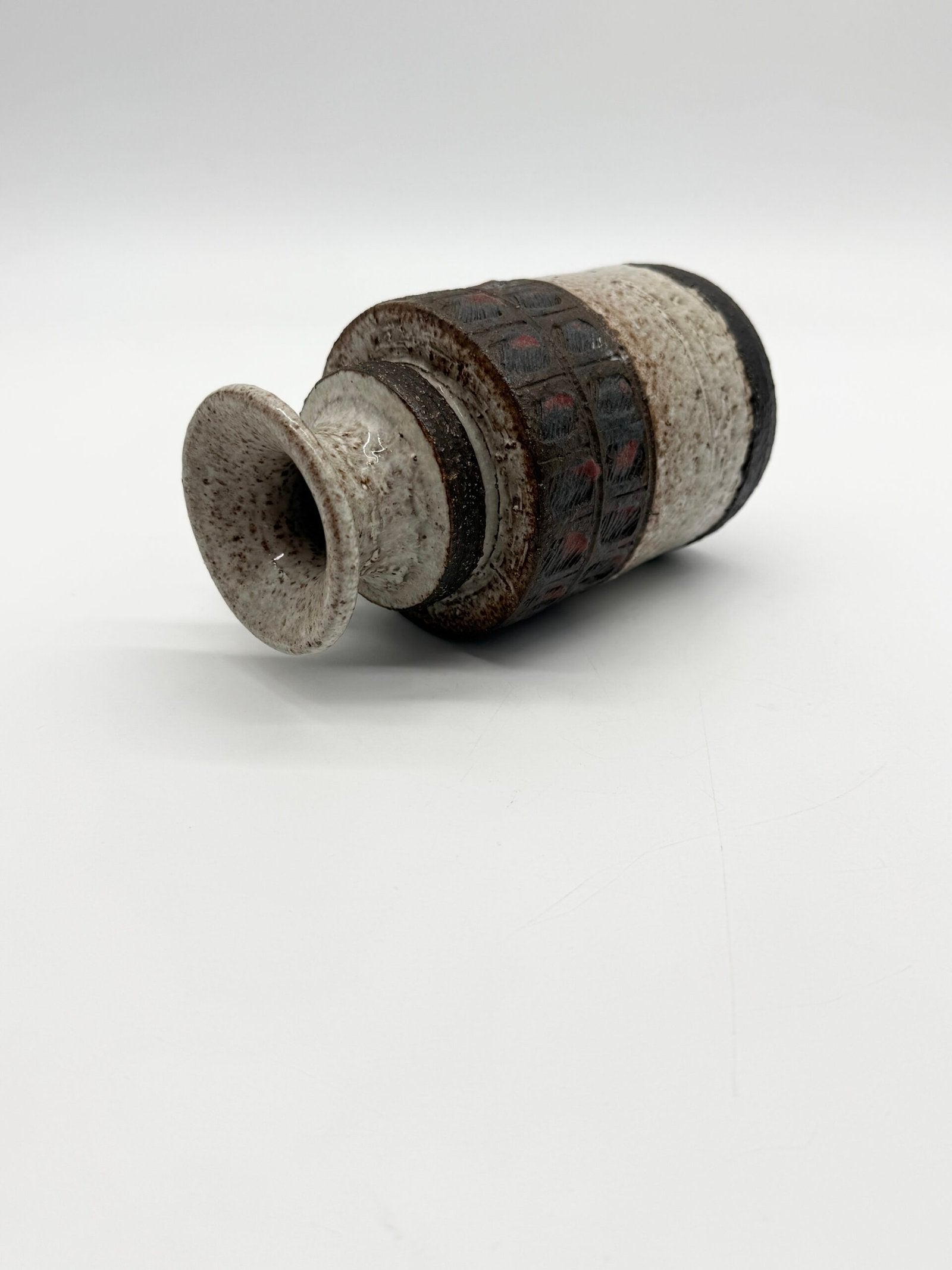 VASE "BRUTALISTE" EN CÉRAMIQUE — 1960s
