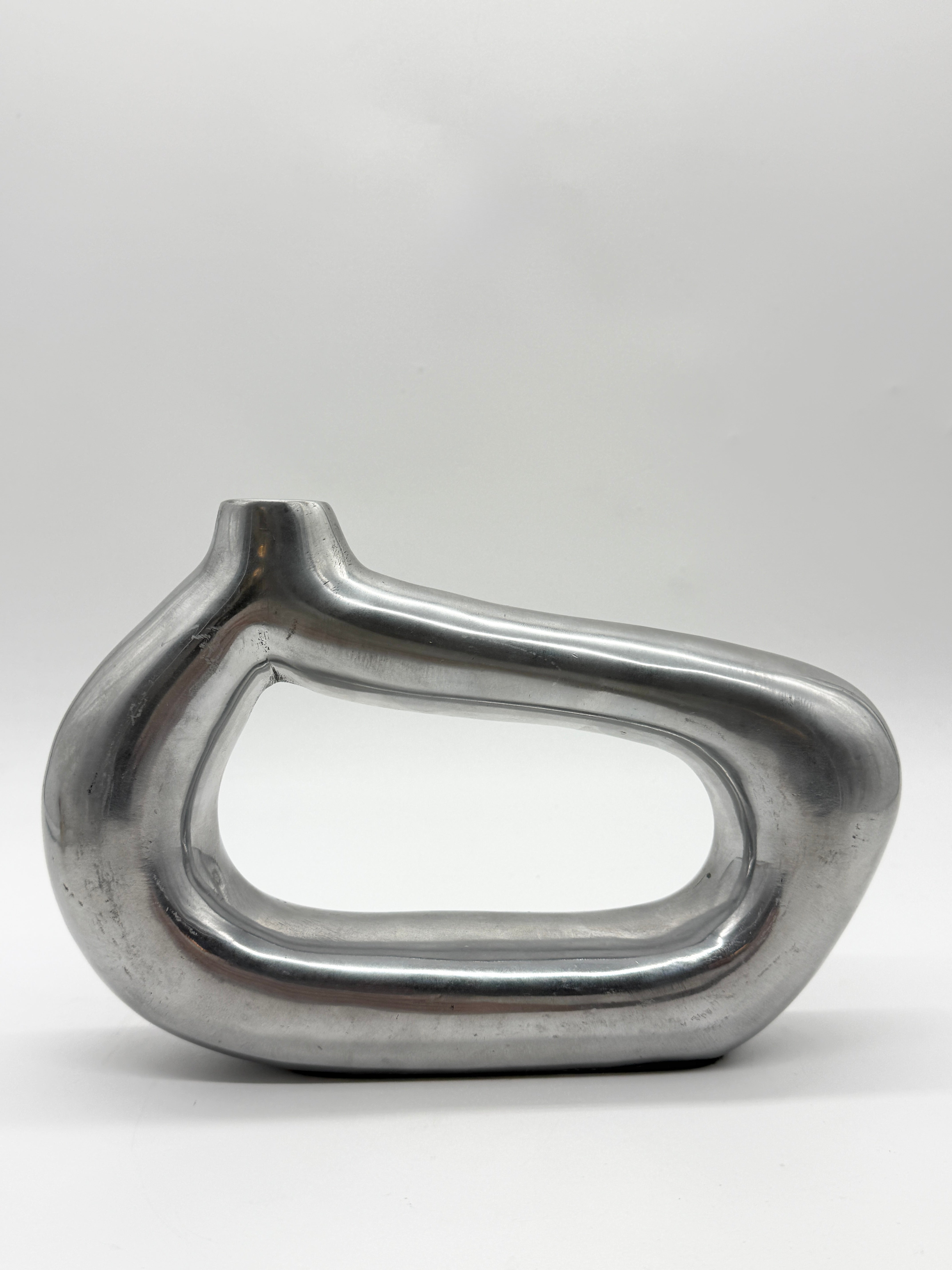 VASE SCULPTURAL EN FONTE D’ALUMINIUM, 1970s