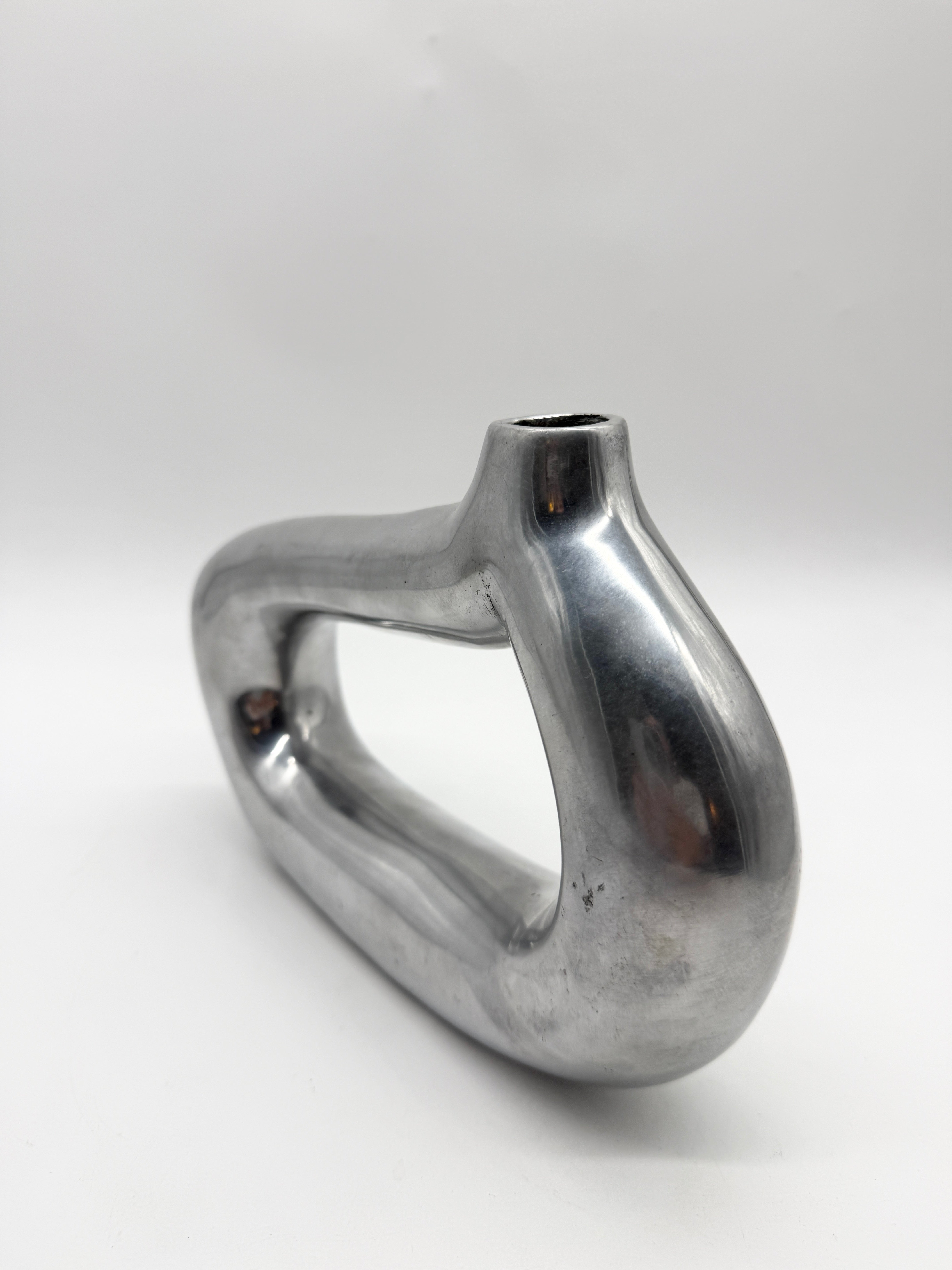 VASE SCULPTURAL EN FONTE D’ALUMINIUM, 1970s