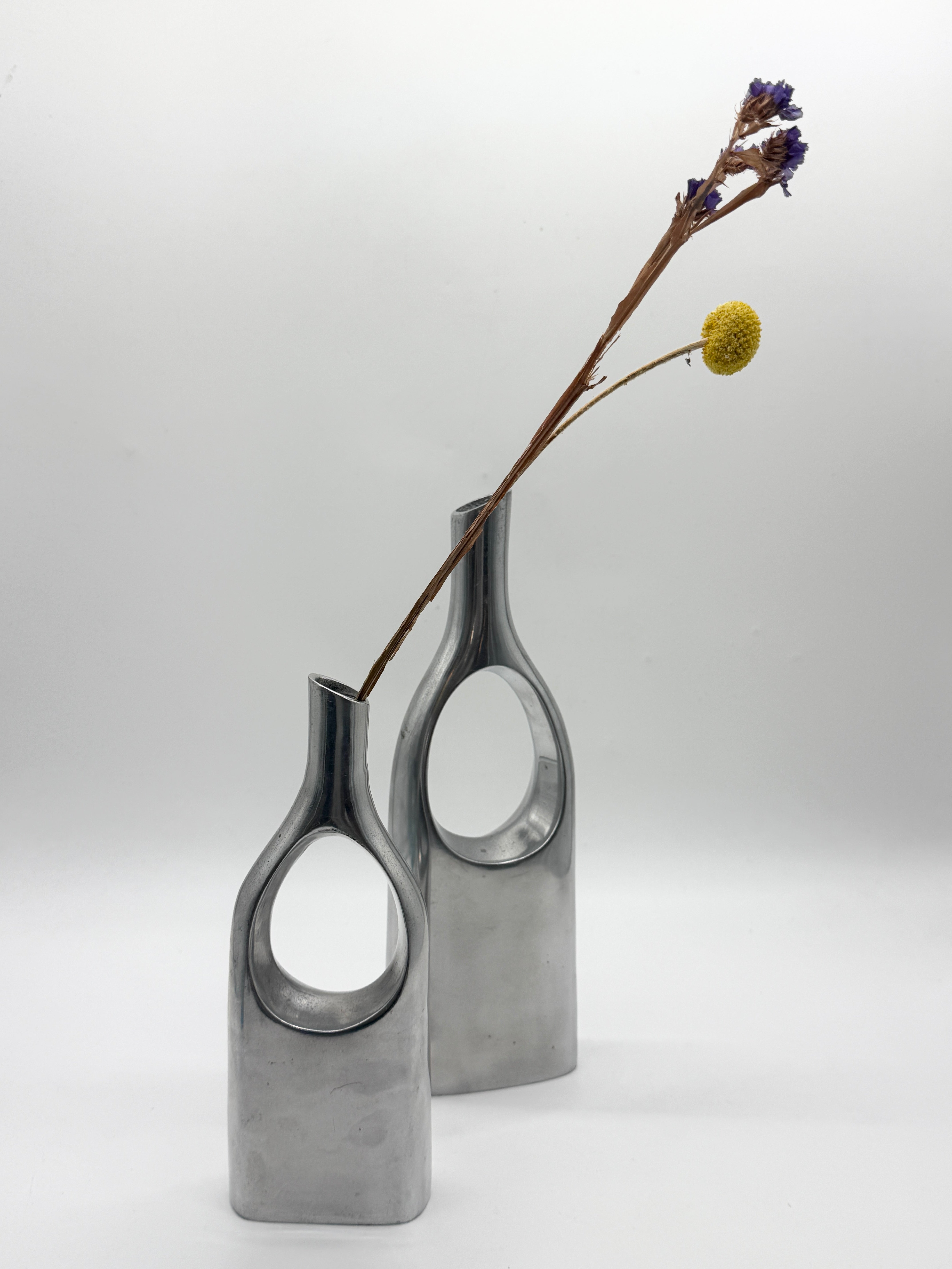 PAIRE DE VASES "GOUTTE" EN FONTE D’ALUMINIUM, ITALIE, 1970s