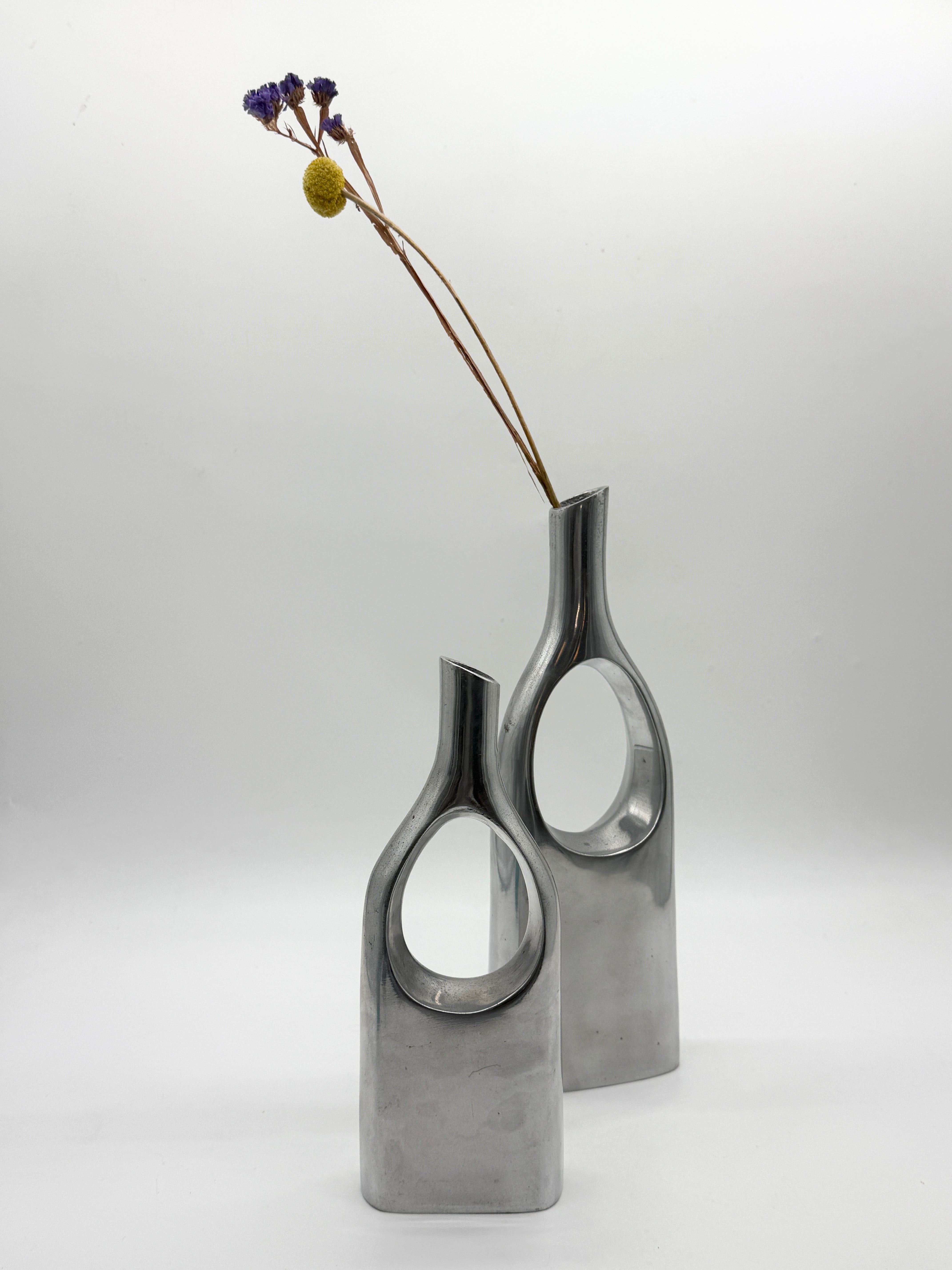 PAIRE DE VASES "GOUTTE" EN FONTE D’ALUMINIUM, ITALIE, 1970s
