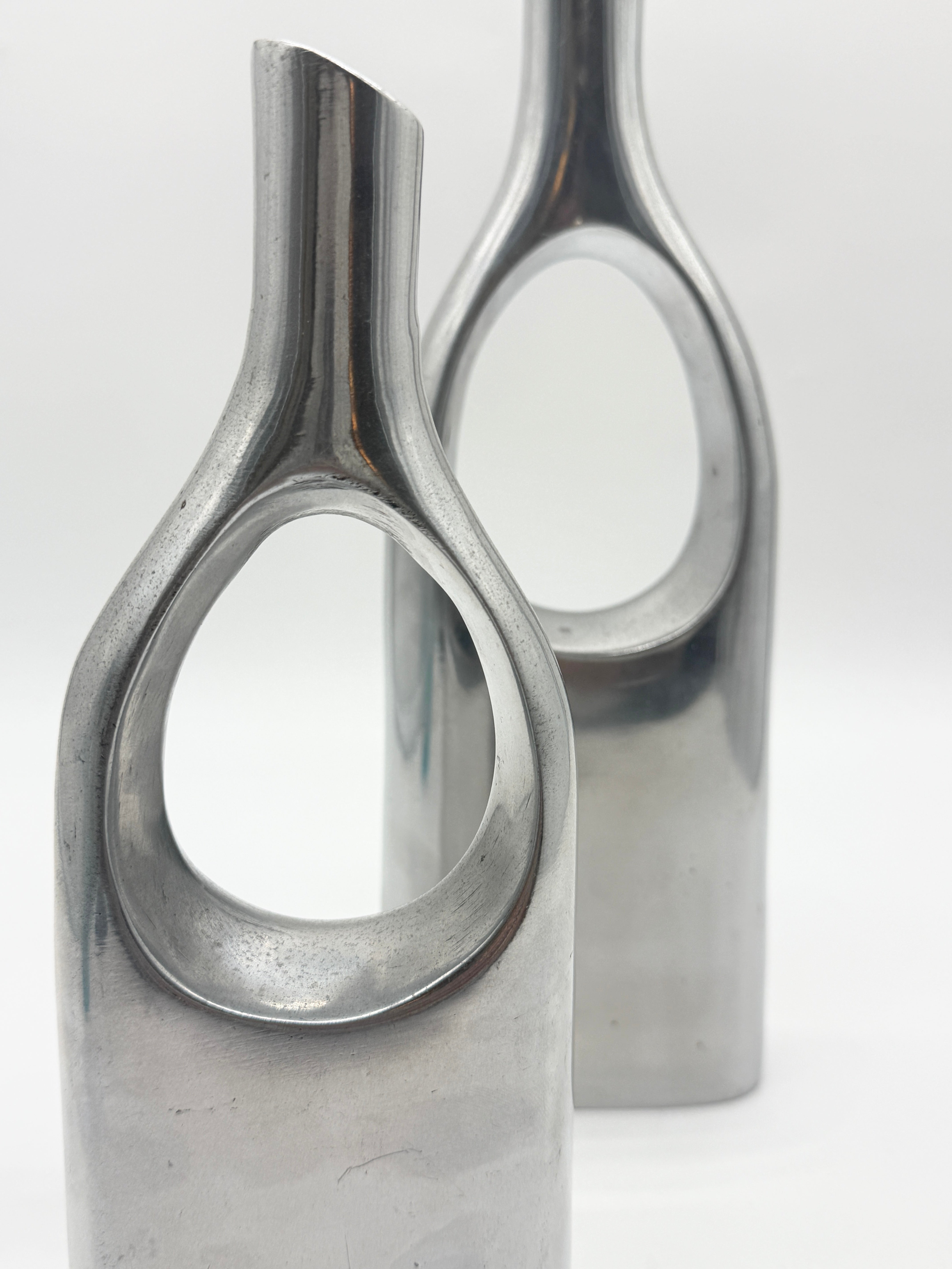 PAIRE DE VASES "GOUTTE" EN FONTE D’ALUMINIUM, ITALIE, 1970s