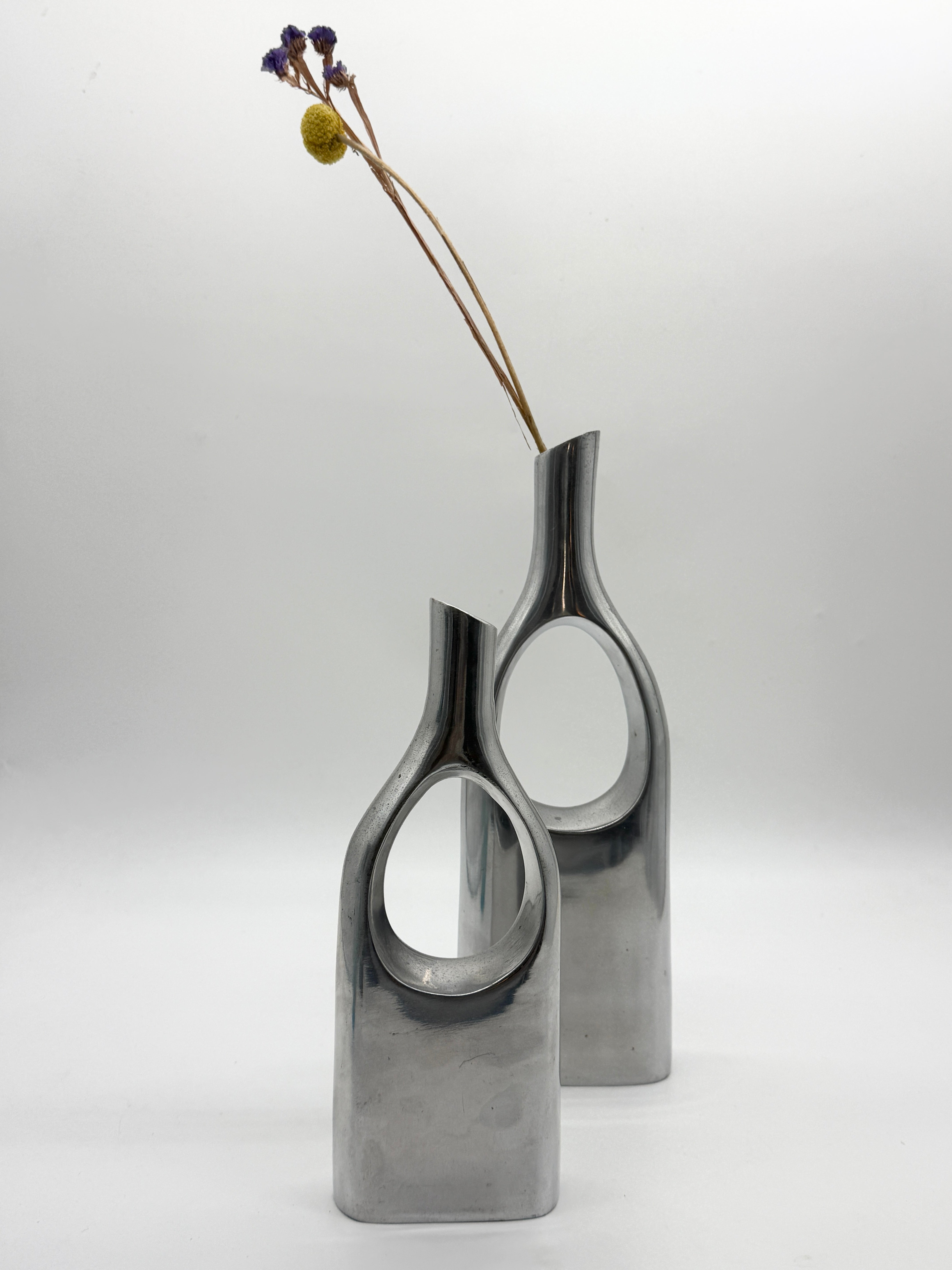 PAIRE DE VASES "GOUTTE" EN FONTE D’ALUMINIUM, ITALIE, 1970s