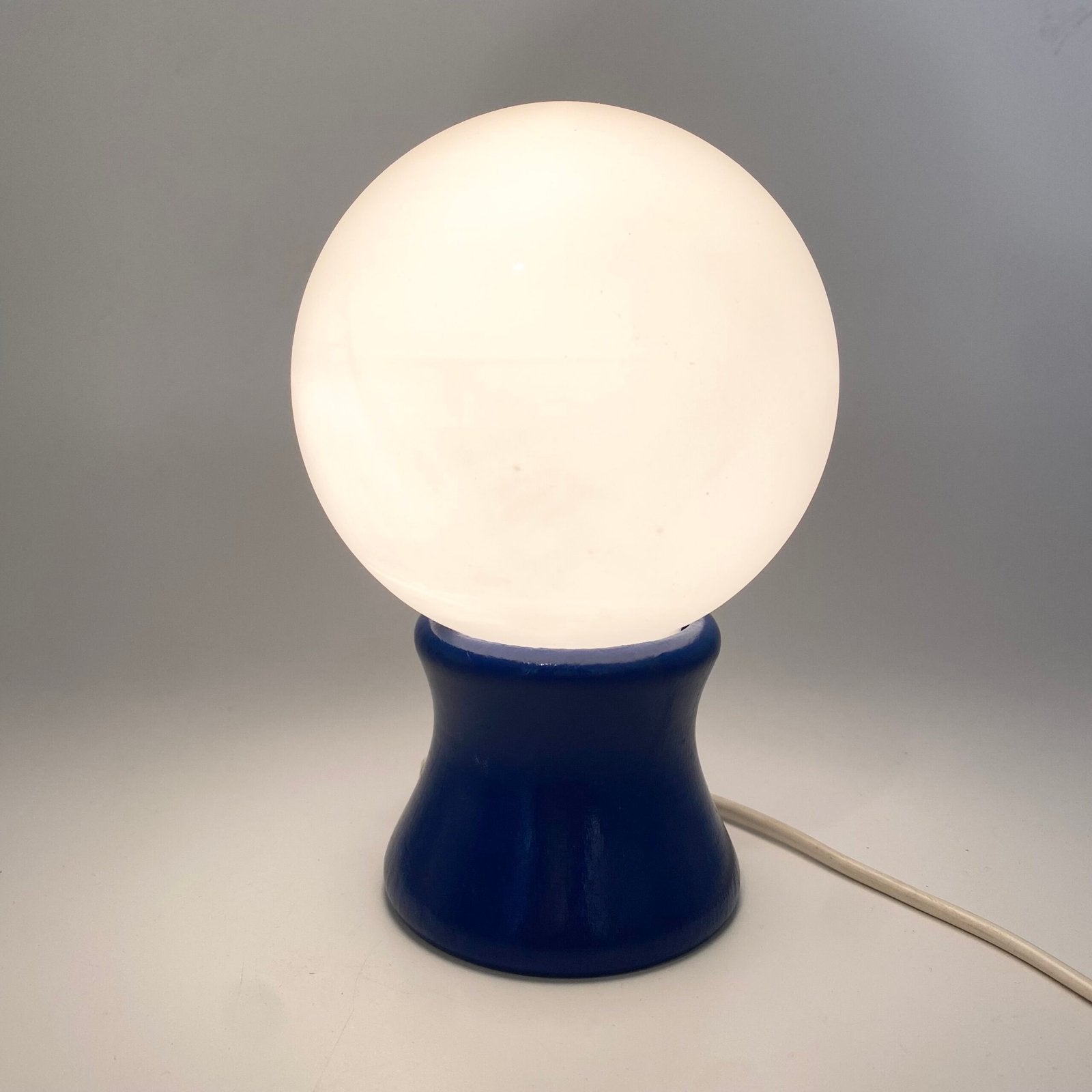 LAMPE "BOULE" BOIS LAQUÉ BLEU, 1980s