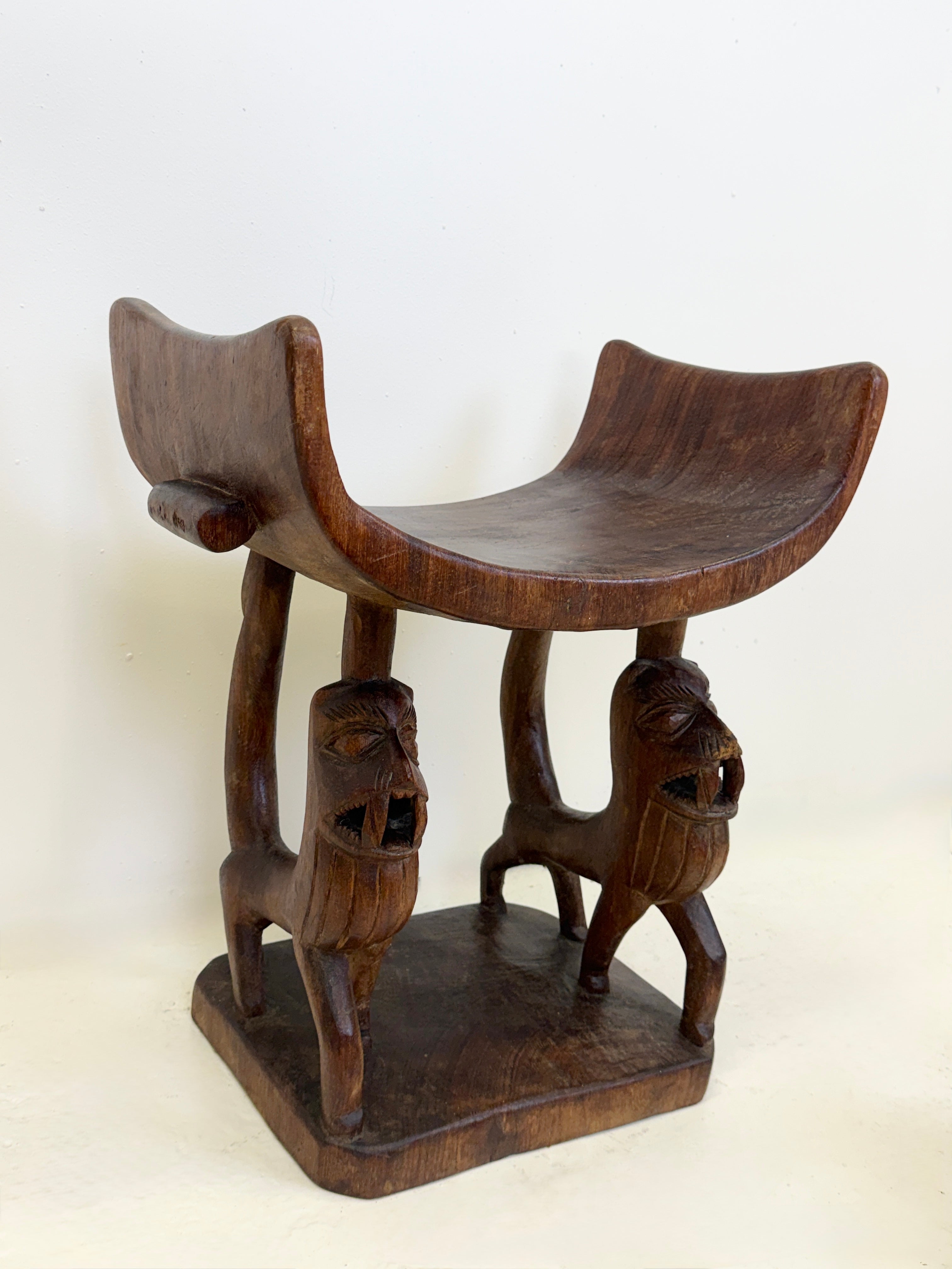 TRÔNE ROYAL "FON" EN BOIS SCULPTÉ – BÉNIN, XXᵉ SIÈCLE
