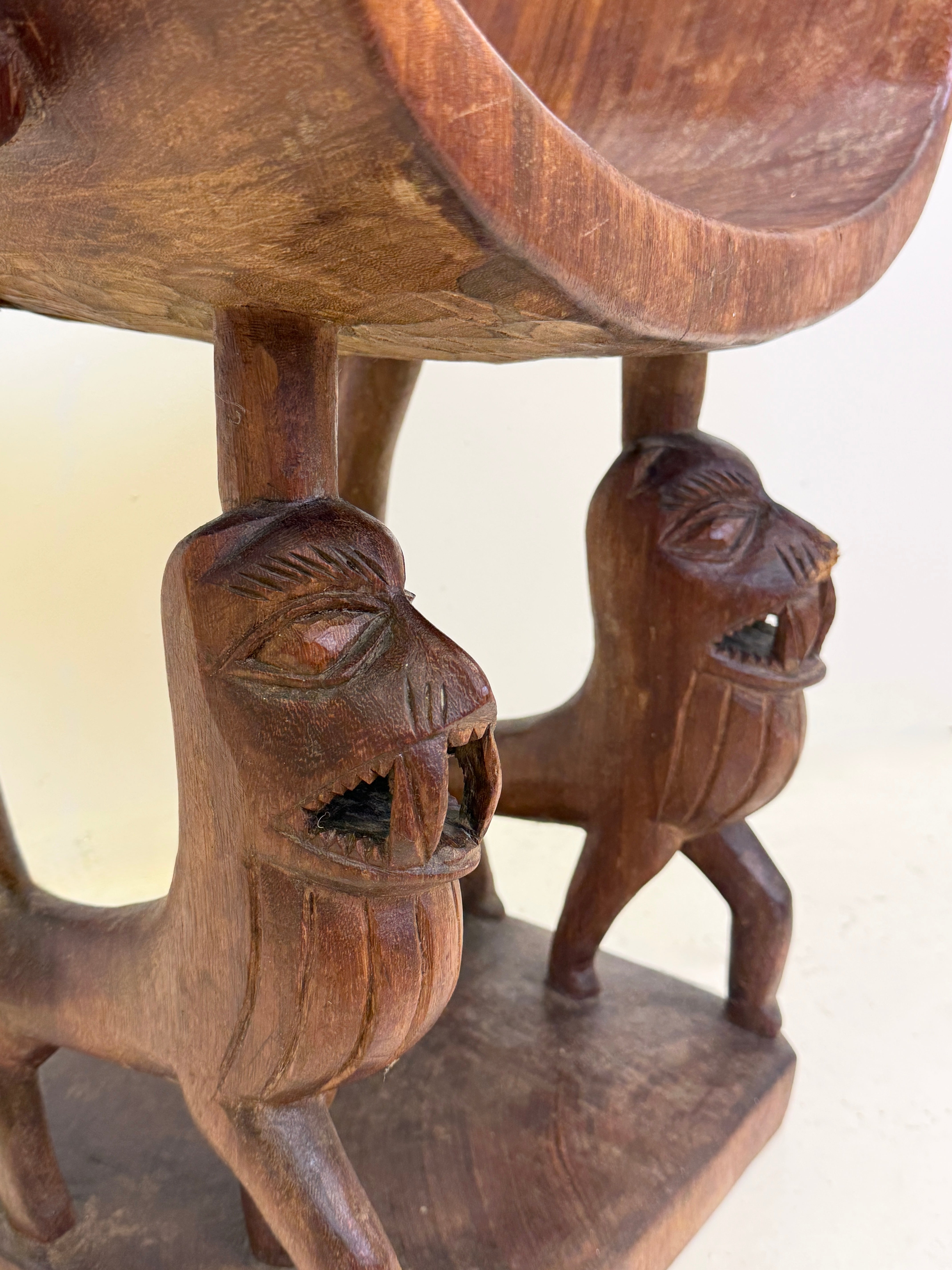 TRÔNE ROYAL "FON" EN BOIS SCULPTÉ – BÉNIN, XXᵉ SIÈCLE