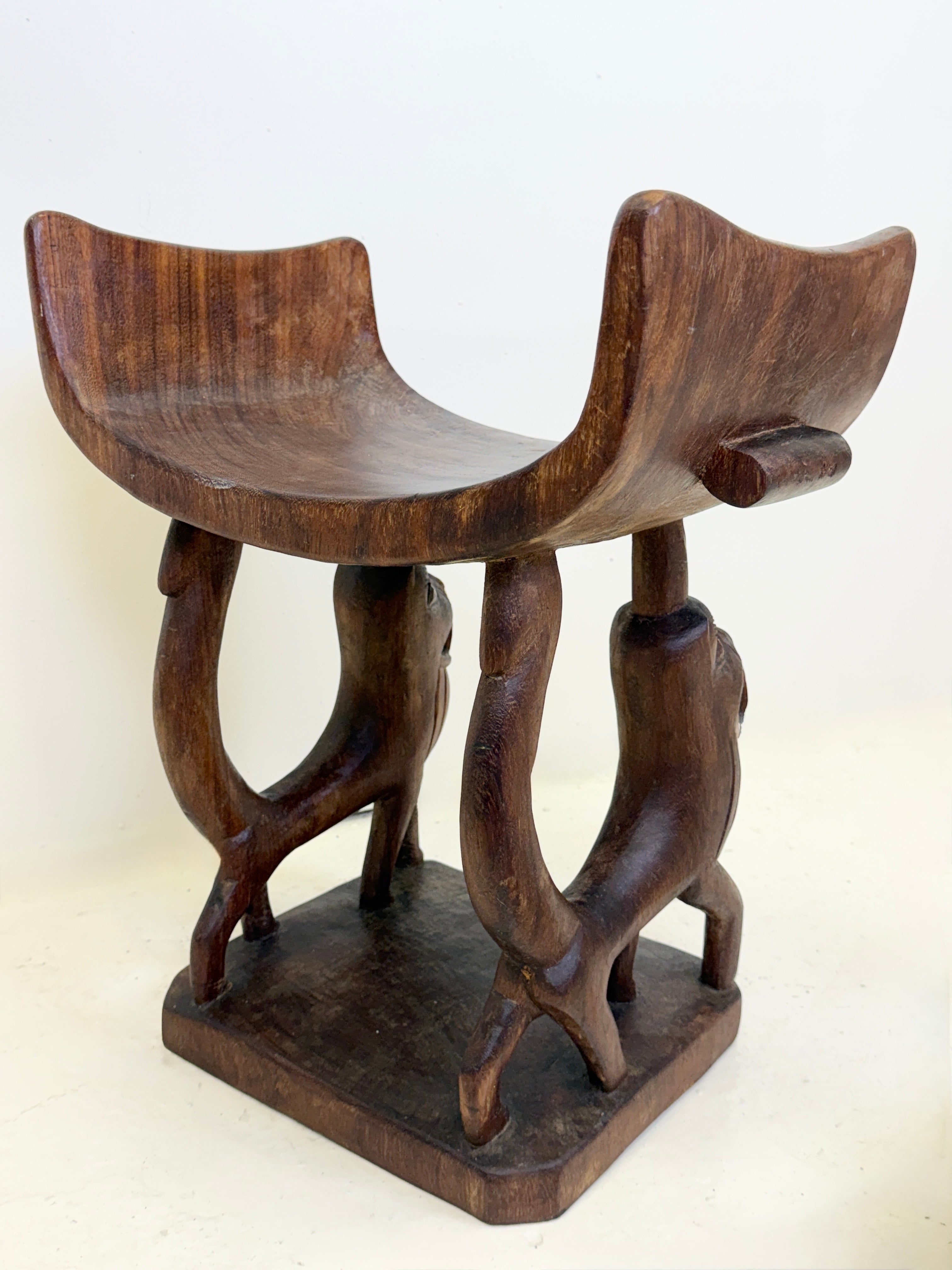 TRÔNE ROYAL "FON" EN BOIS SCULPTÉ – BÉNIN, XXᵉ SIÈCLE