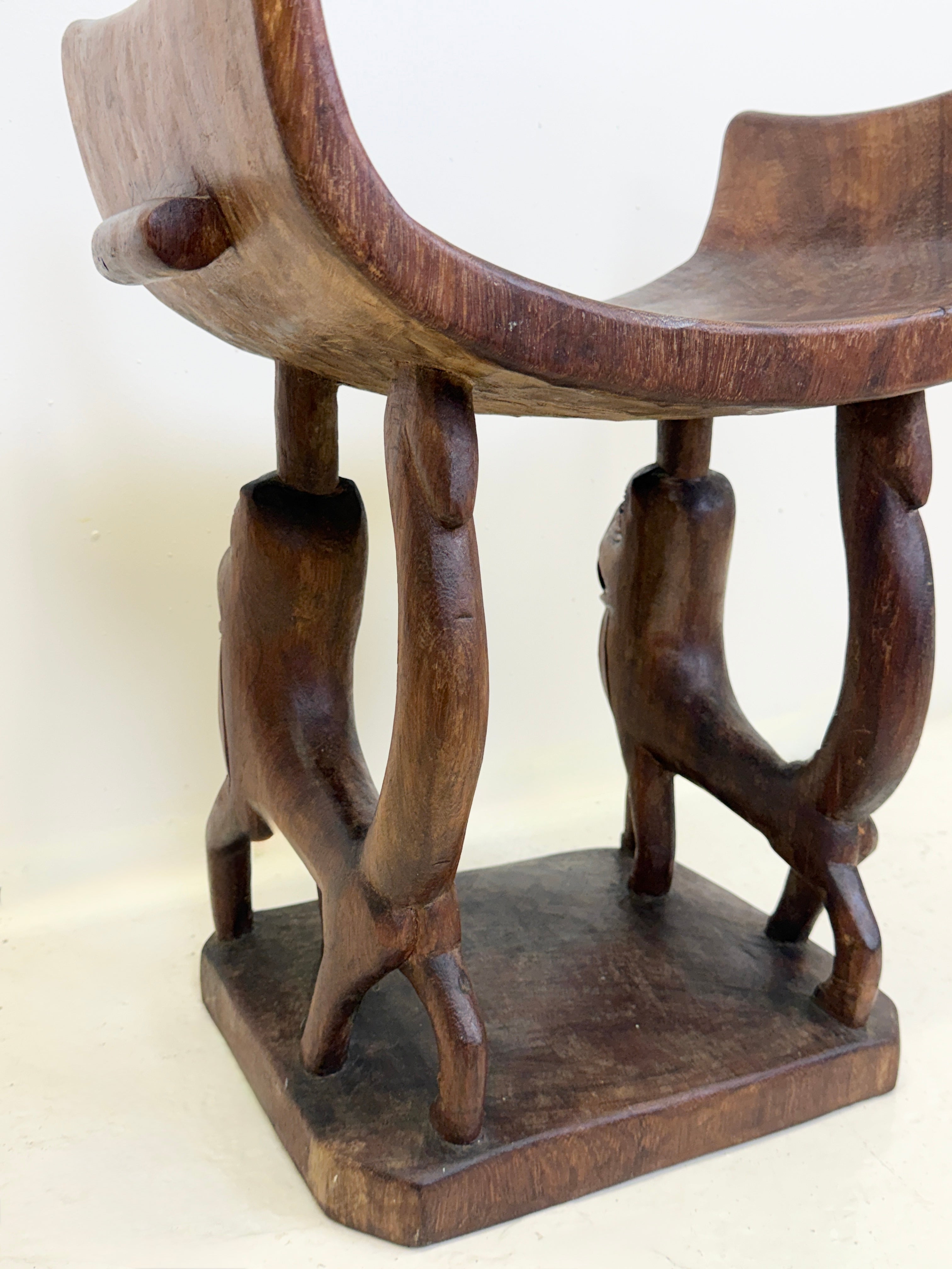 TRÔNE ROYAL "FON" EN BOIS SCULPTÉ – BÉNIN, XXᵉ SIÈCLE