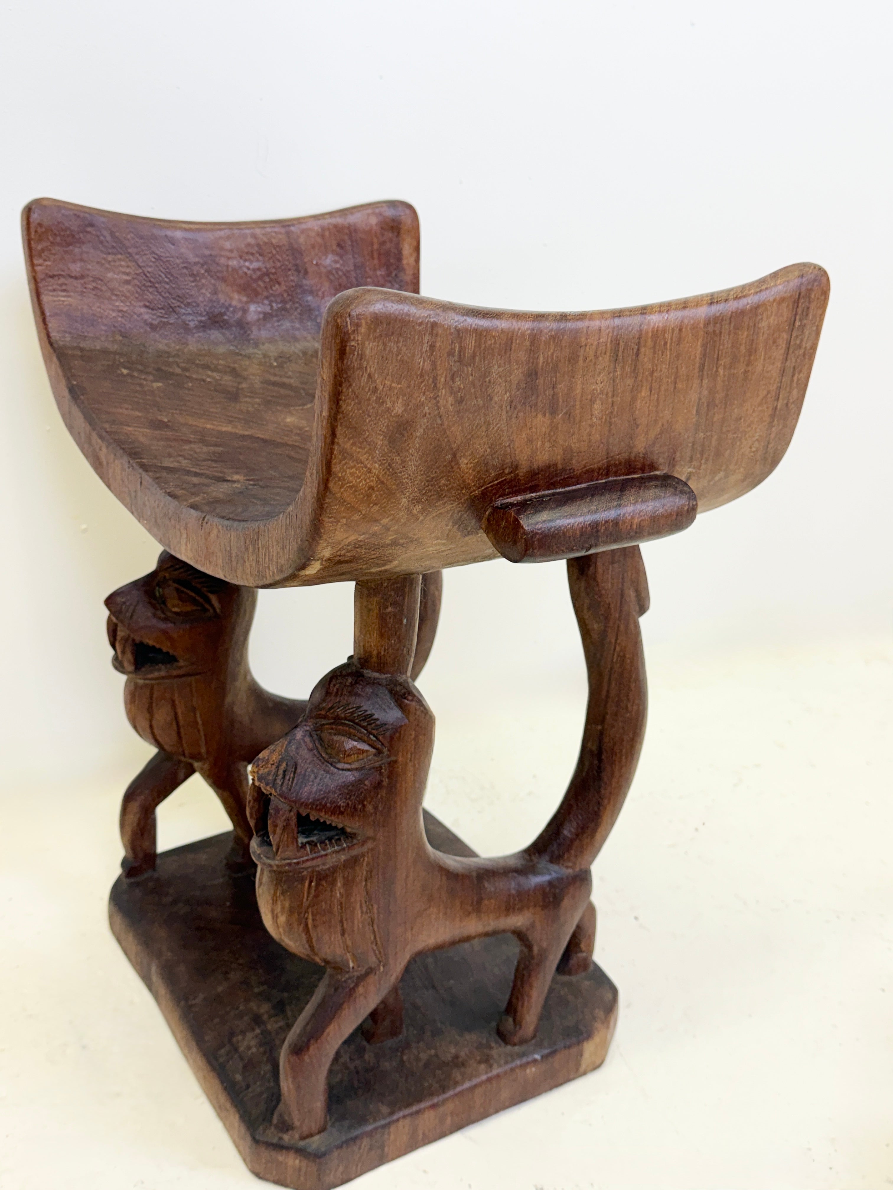 TRÔNE ROYAL "FON" EN BOIS SCULPTÉ – BÉNIN, XXᵉ SIÈCLE