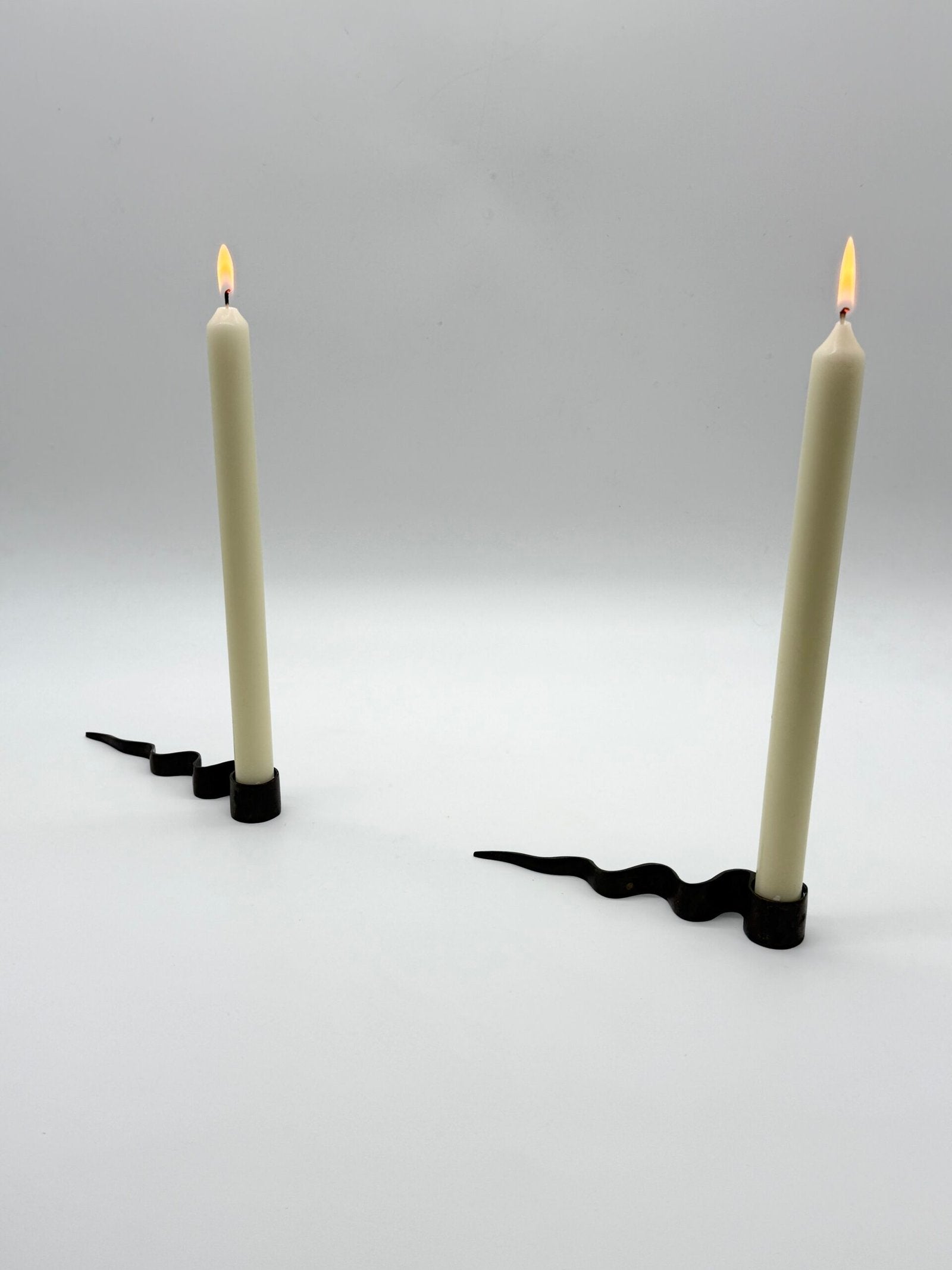 PAIRE DE BOUGEOIRS "SERPENTIN", MODERNISTE, 1970s