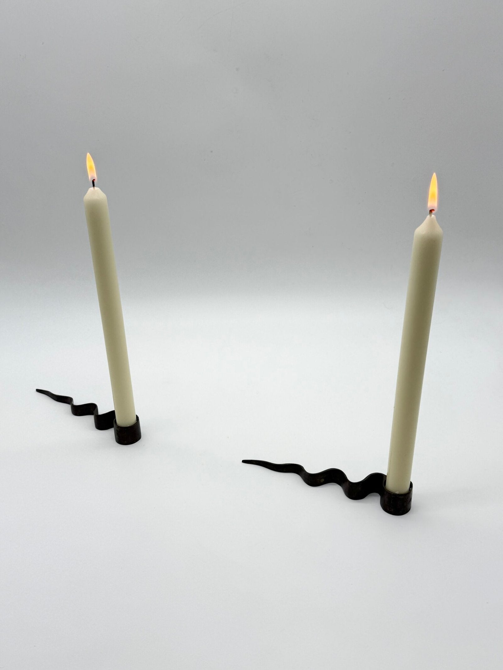 PAIRE DE BOUGEOIRS "SERPENTIN", MODERNISTE, 1970s