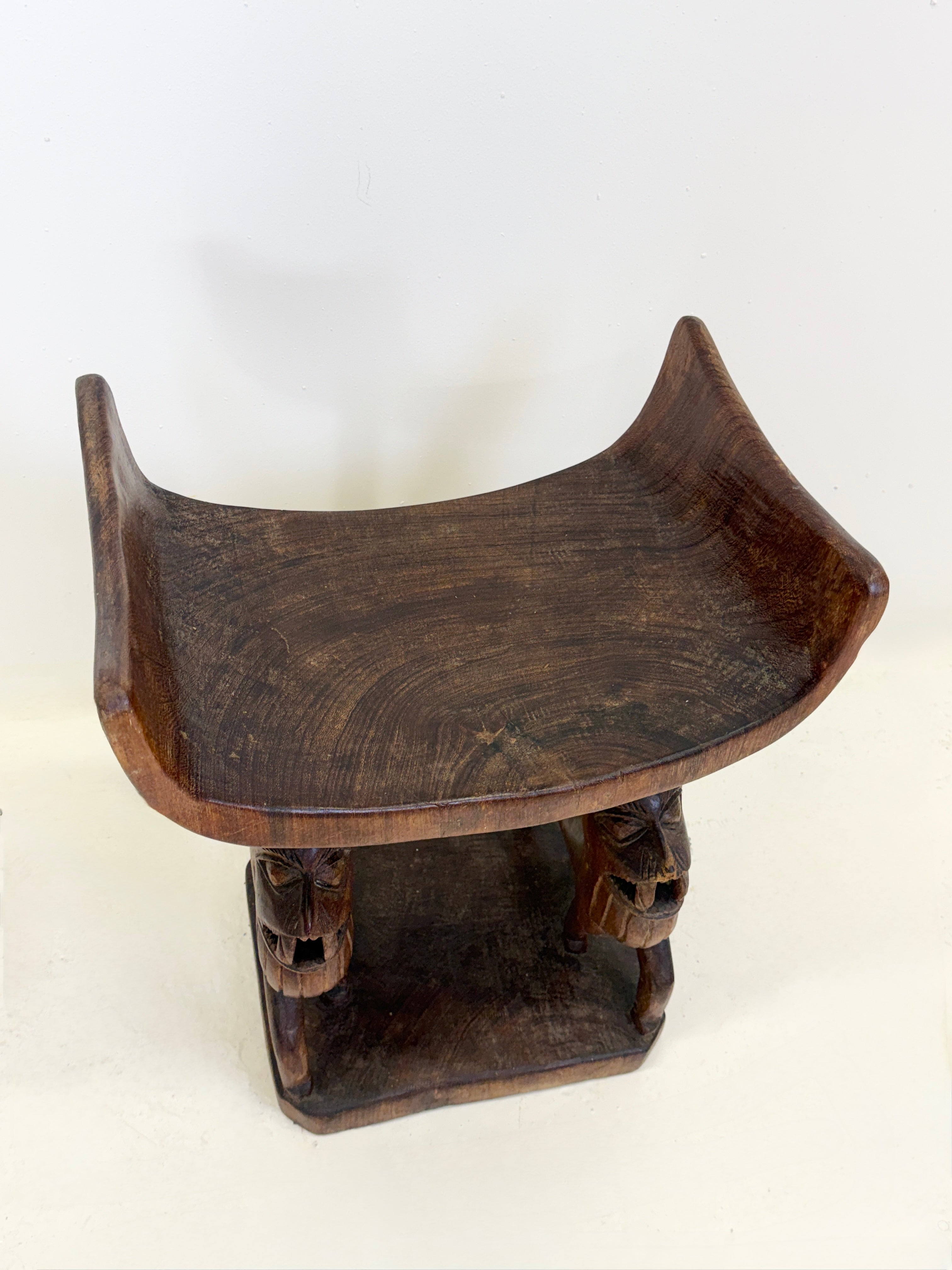 TRÔNE ROYAL "FON" EN BOIS SCULPTÉ – BÉNIN, XXᵉ SIÈCLE