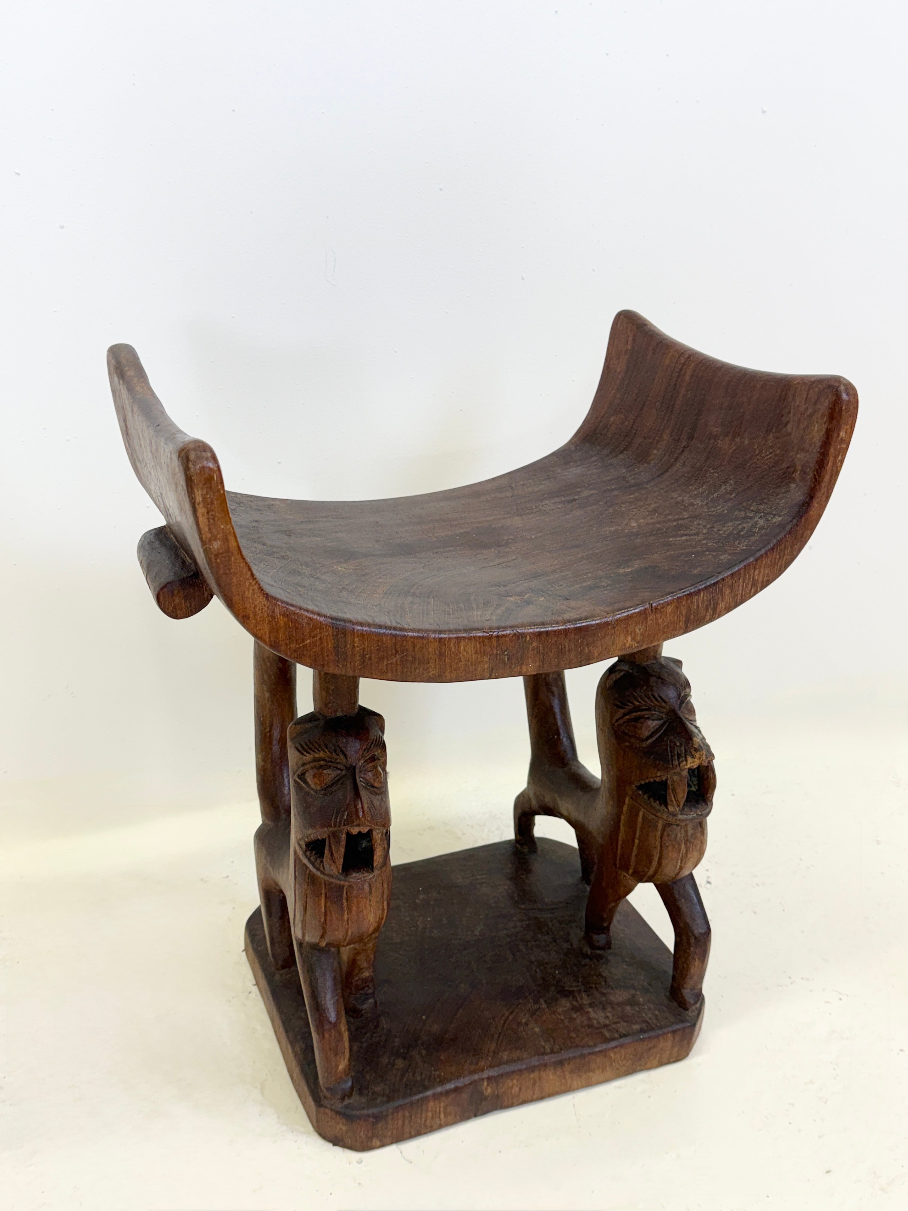TRÔNE ROYAL "FON" EN BOIS SCULPTÉ – BÉNIN, XXᵉ SIÈCLE