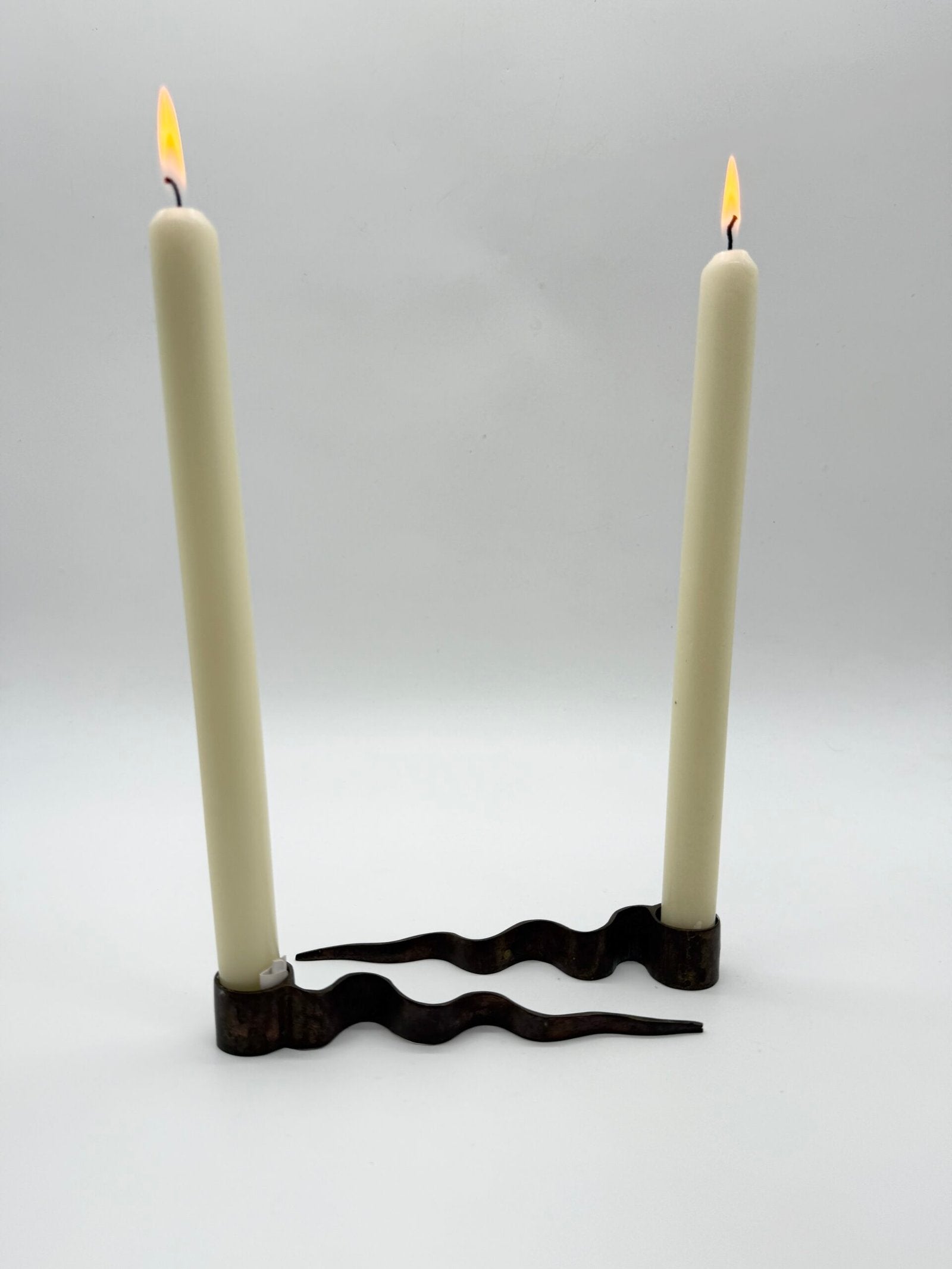PAIRE DE BOUGEOIRS "SERPENTIN", MODERNISTE, 1970s