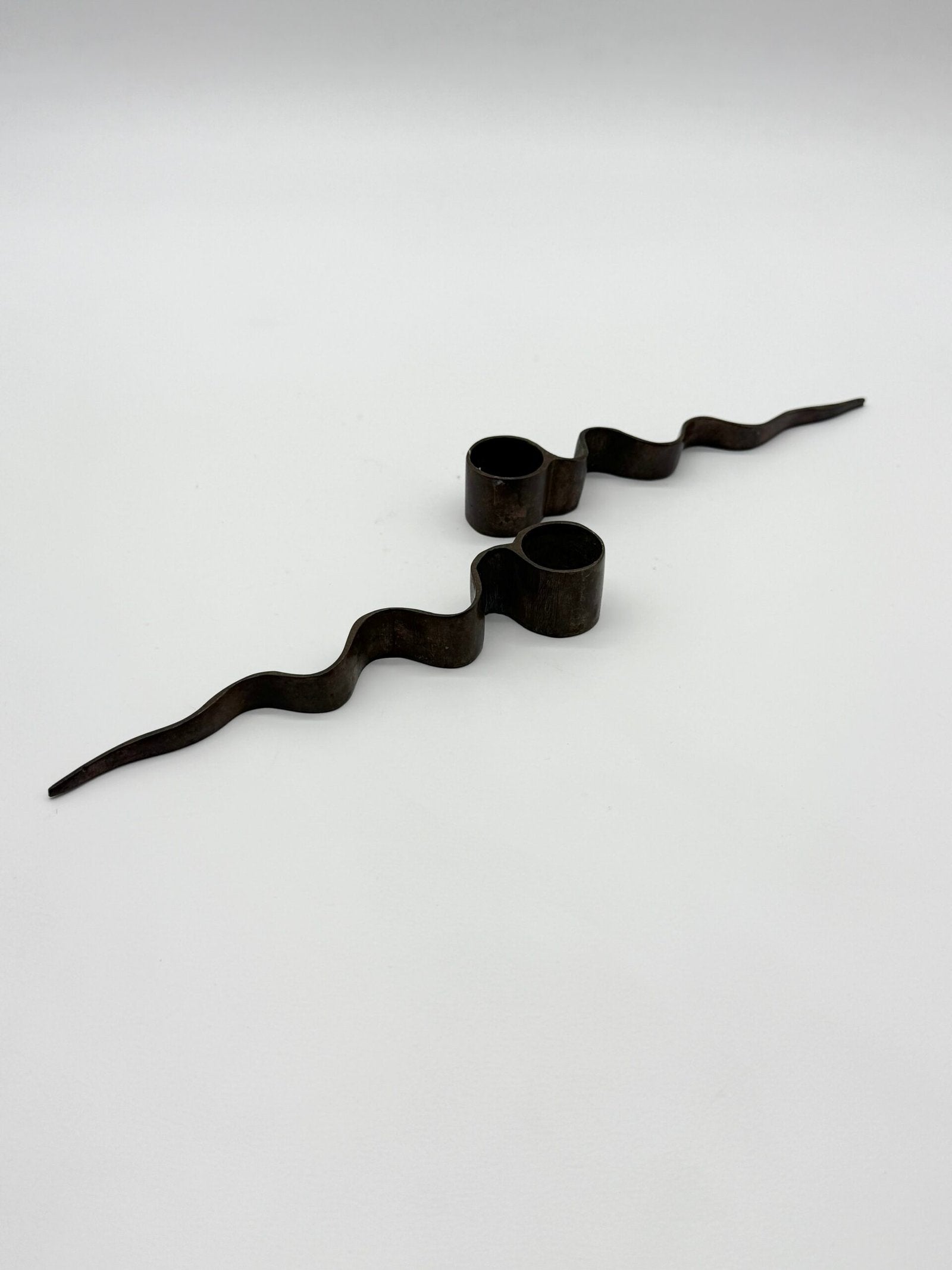 PAIRE DE BOUGEOIRS "SERPENTIN", MODERNISTE, 1970s