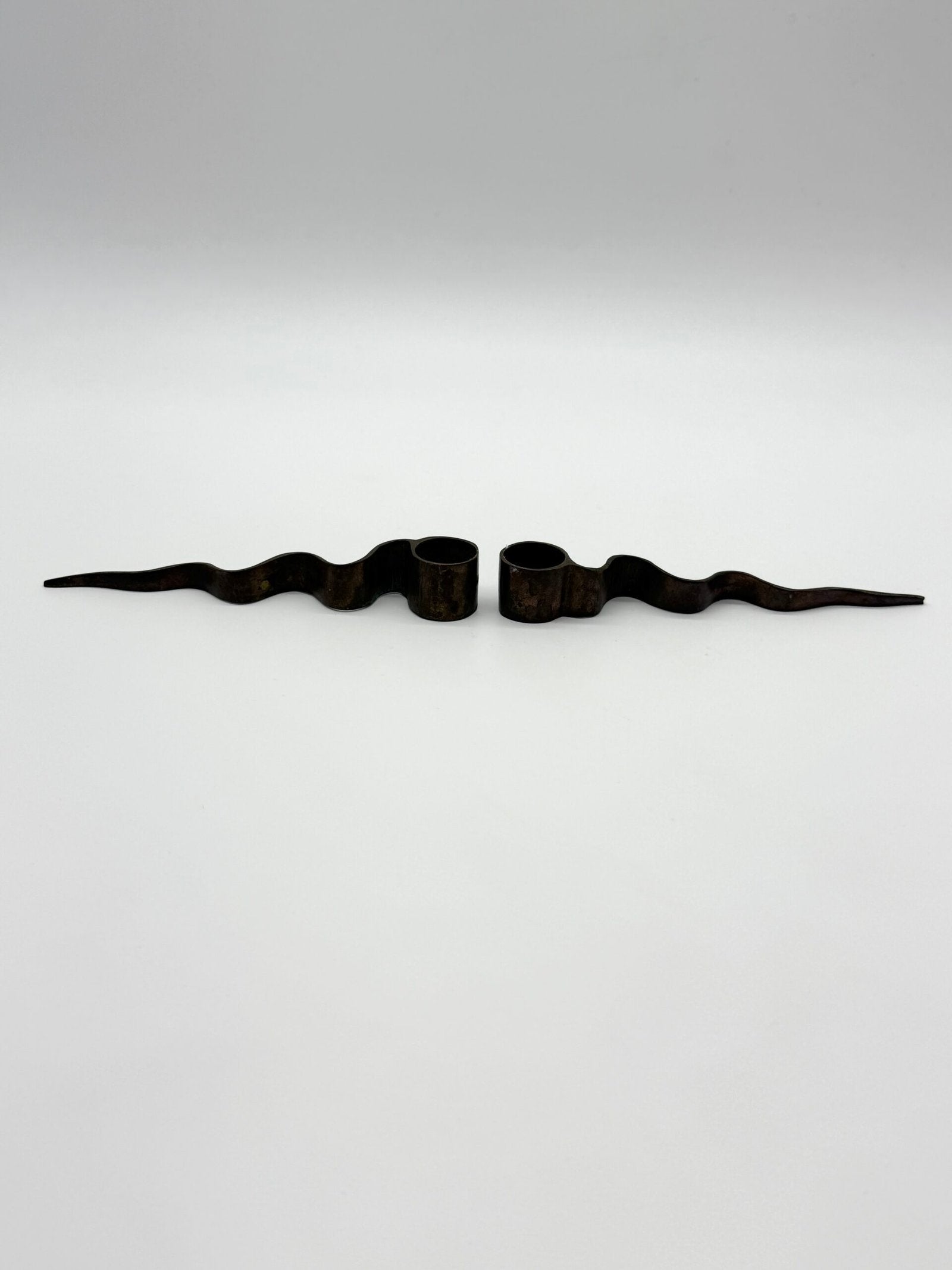 PAIRE DE BOUGEOIRS "SERPENTIN", MODERNISTE, 1970s