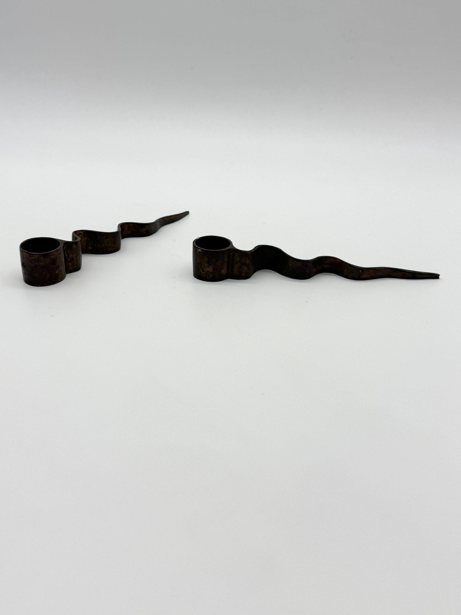 PAIRE DE BOUGEOIRS "SERPENTIN", MODERNISTE, 1970s