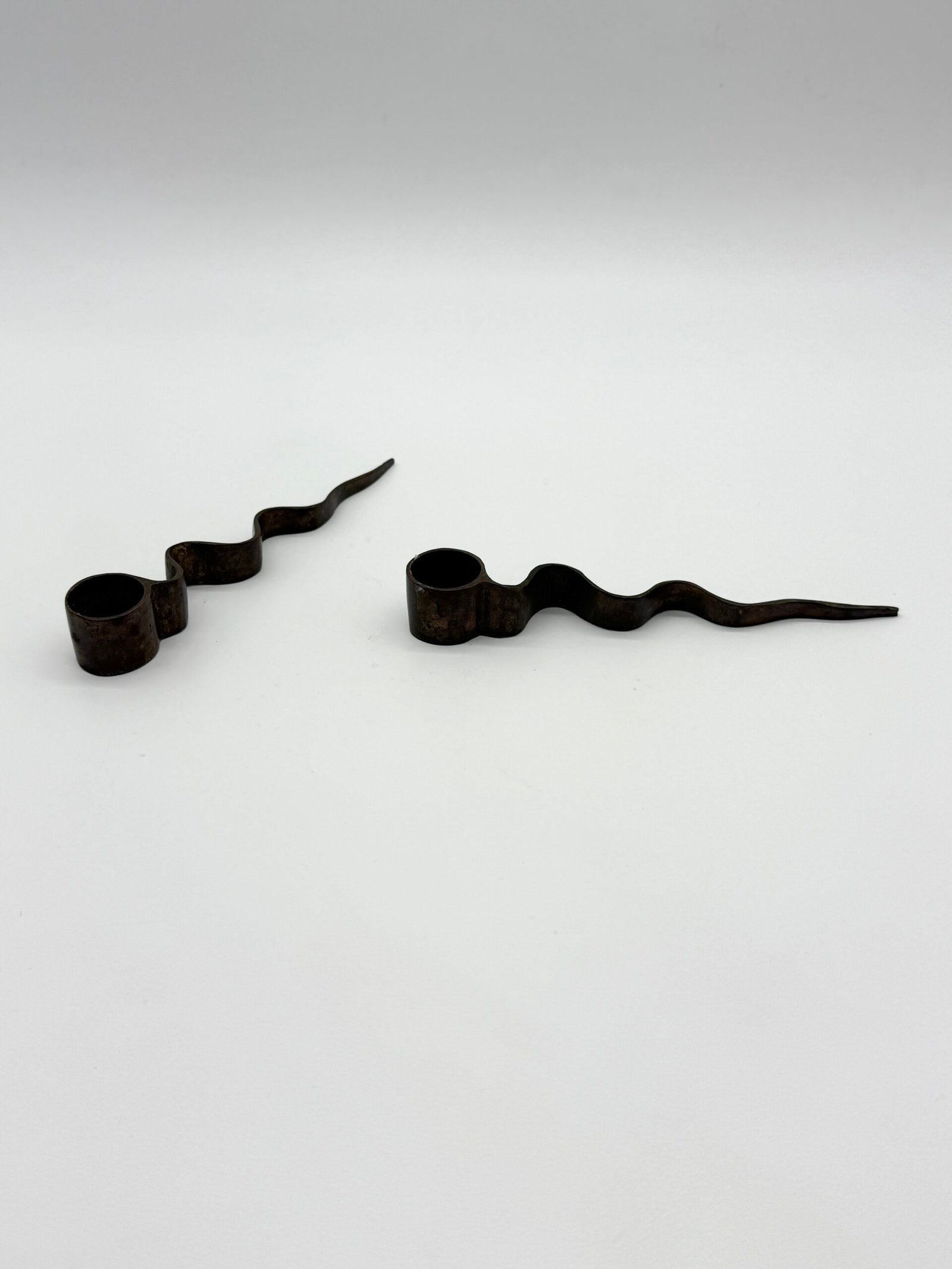 PAIRE DE BOUGEOIRS "SERPENTIN", MODERNISTE, 1970s