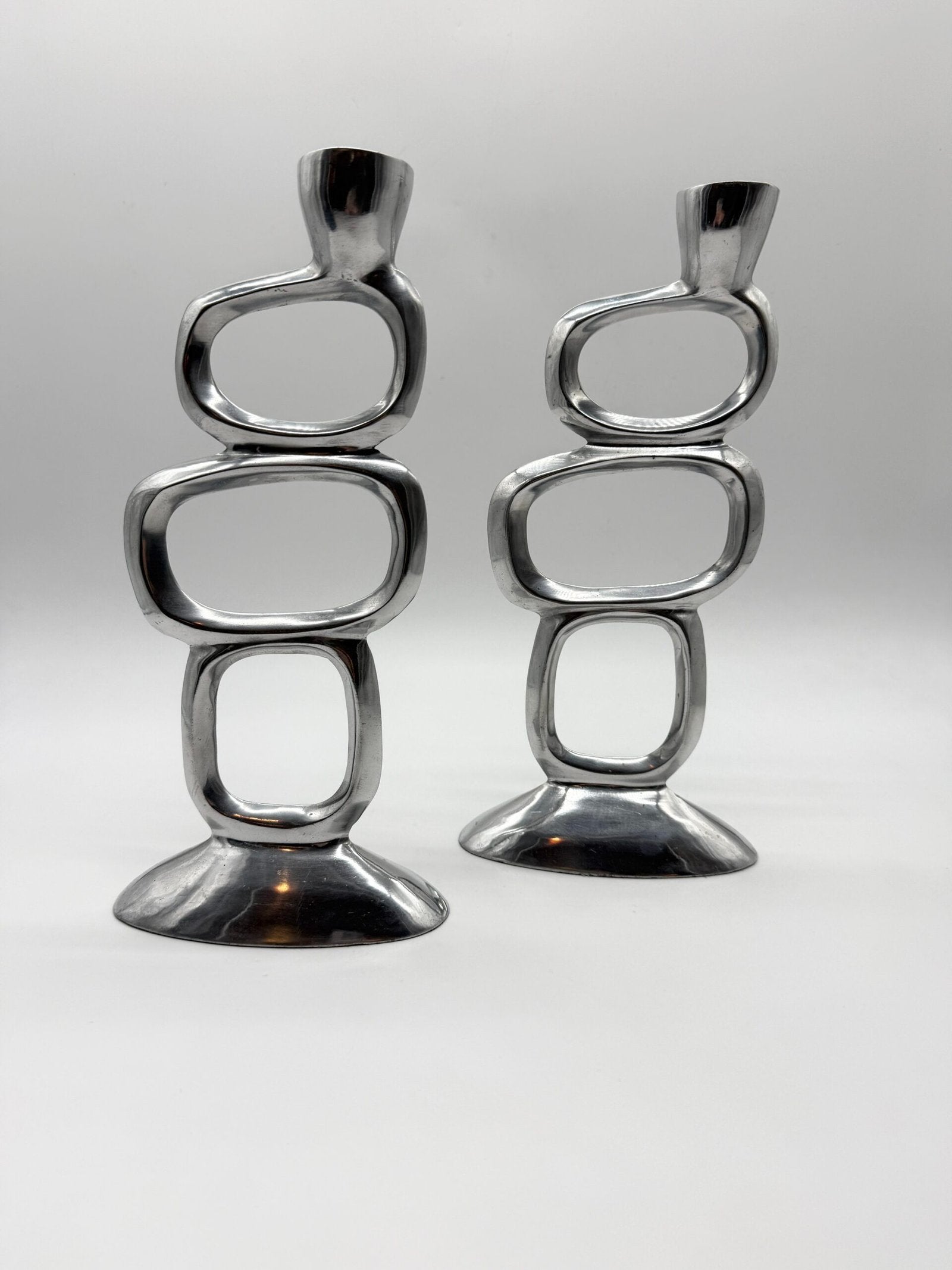 PAIRE DE BOUGEOIRS “CIRCLE” – MATTHEW HILTON, 1980s