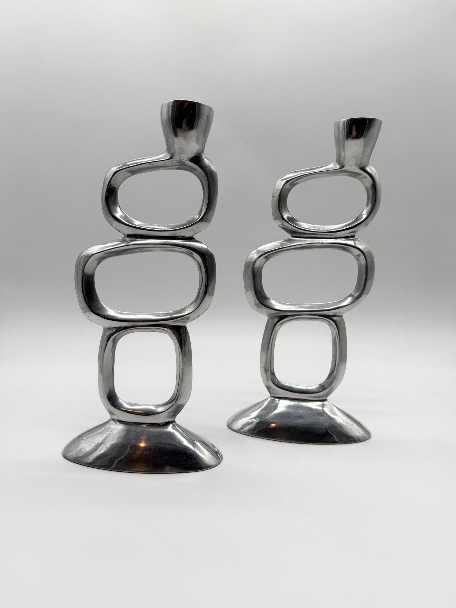PAIRE DE BOUGEOIRS “CIRCLE” – MATTHEW HILTON, 1980s