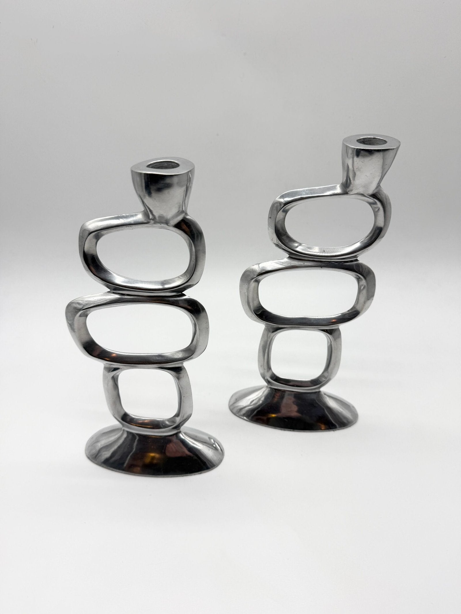 PAIRE DE BOUGEOIRS “CIRCLE” – MATTHEW HILTON, 1980s