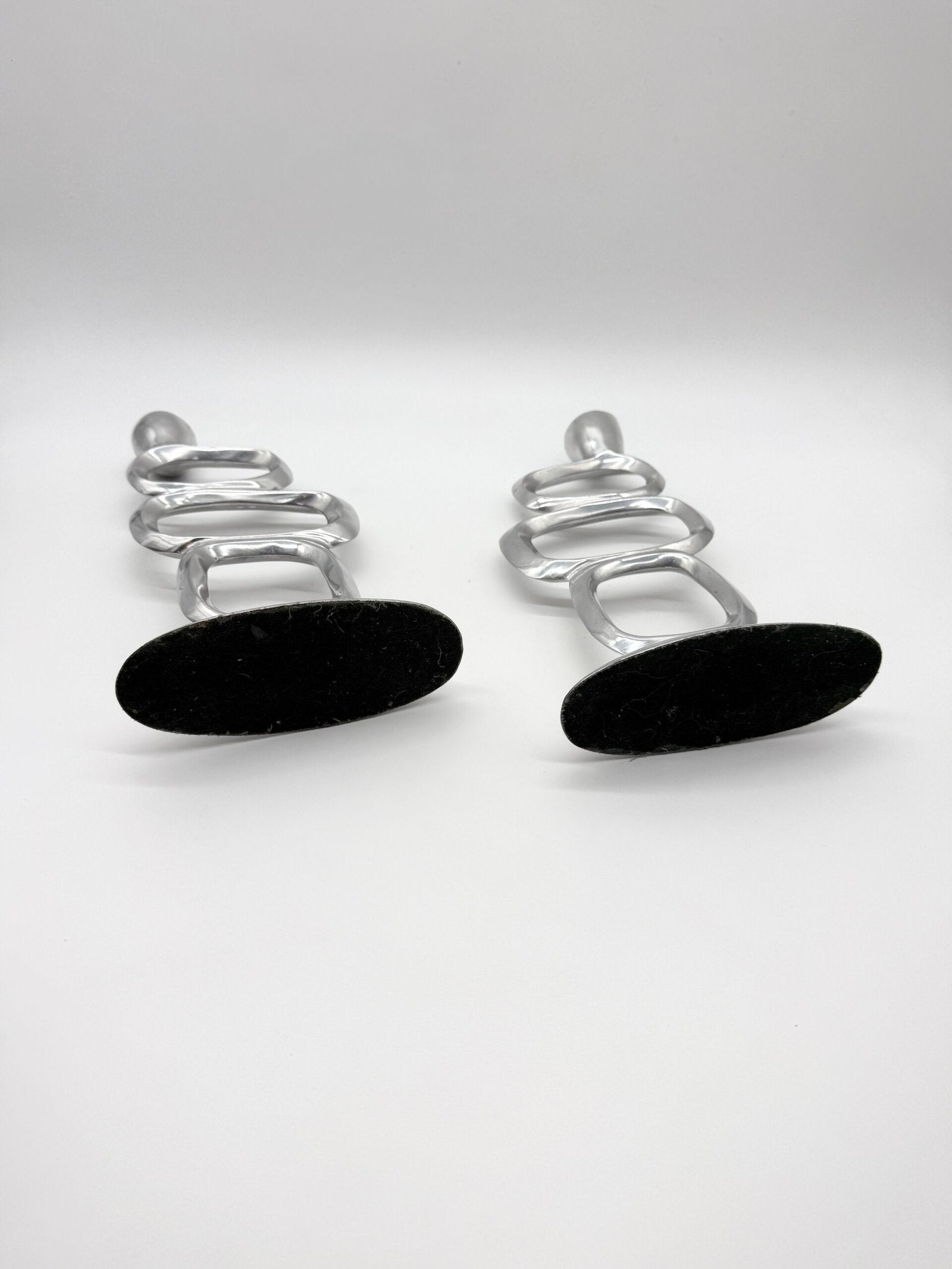 PAIRE DE BOUGEOIRS “CIRCLE” – MATTHEW HILTON, 1980s