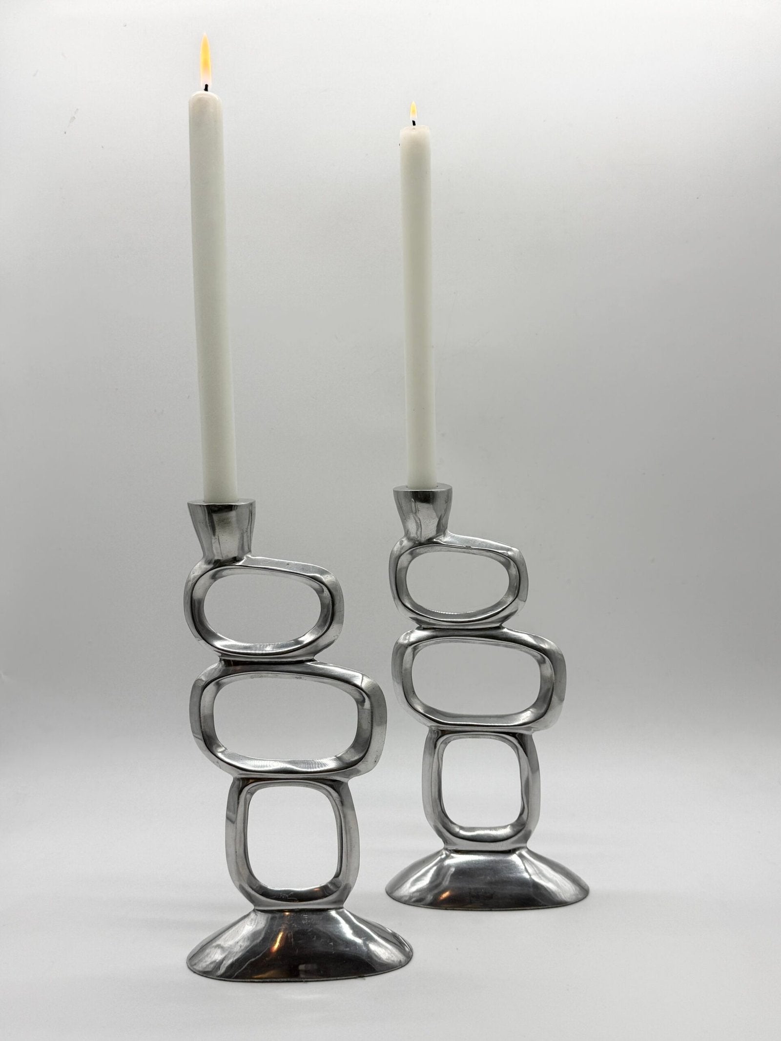 PAIRE DE BOUGEOIRS “CIRCLE” – MATTHEW HILTON, 1980s