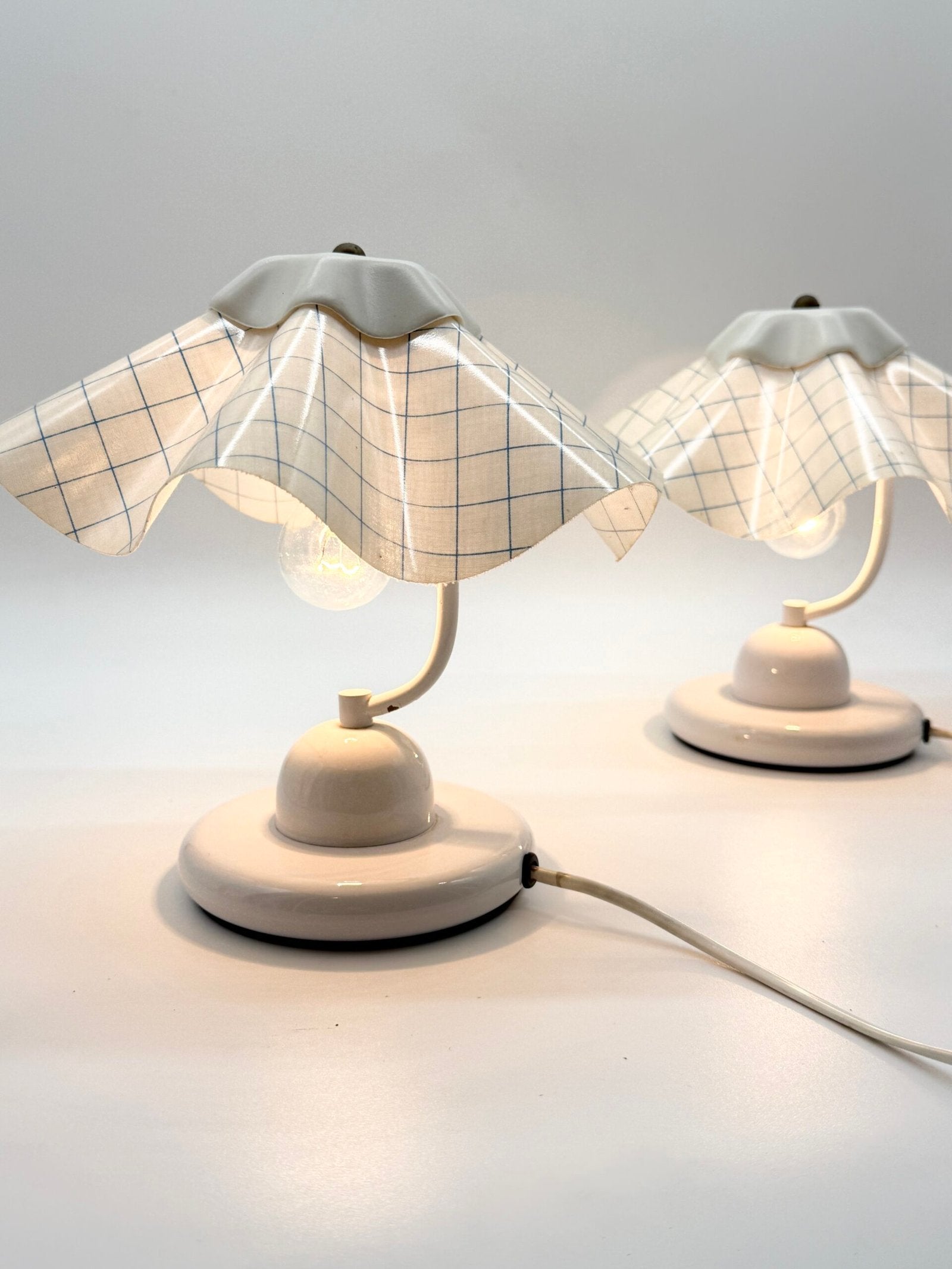 PAIRE DE LAMPES DE TABLE À ABAT-JOUR PLISSÉ – 1980s