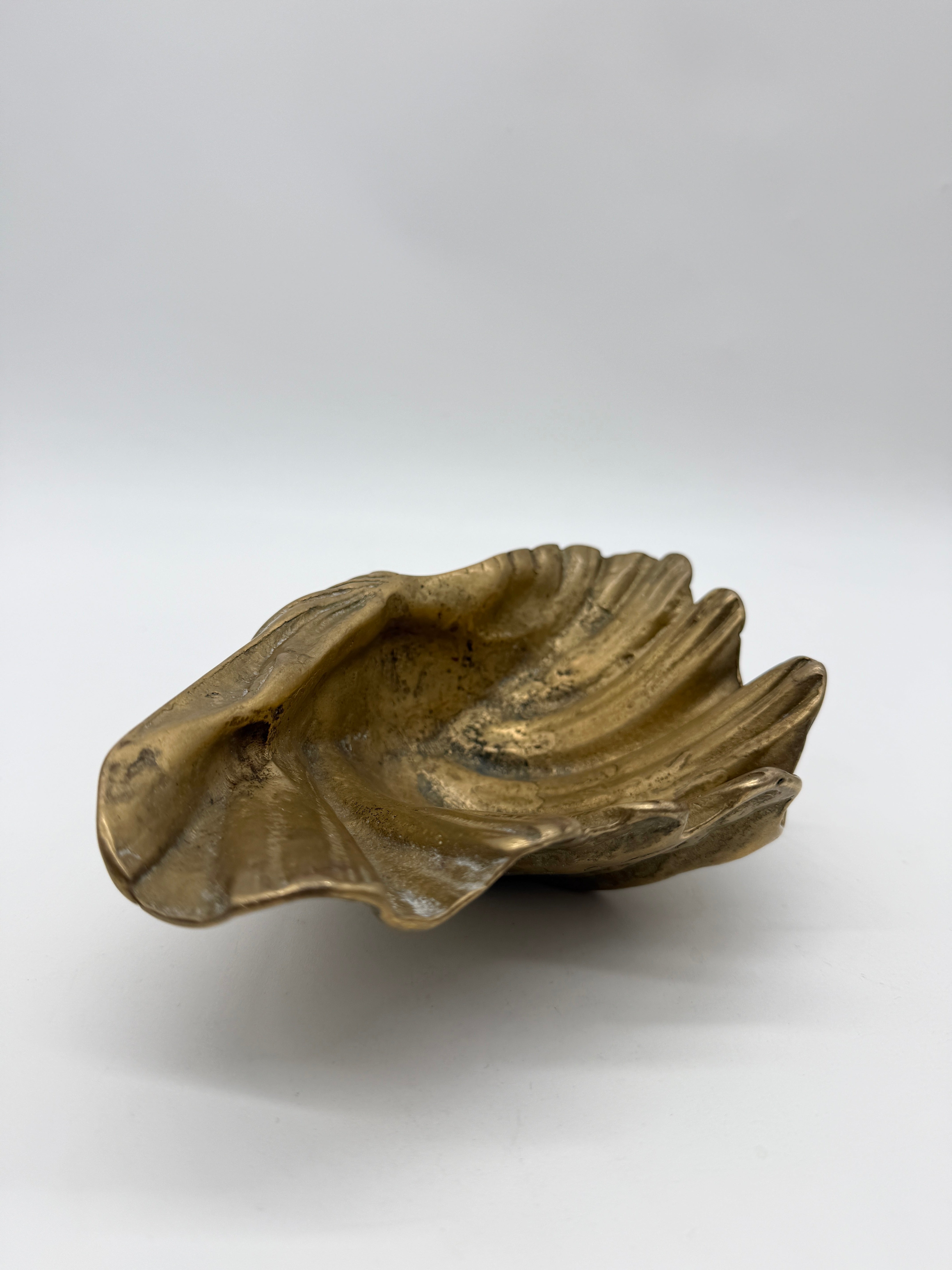 GRAND VIDE-POCHE COQUILLAGE EN LAITON MASSIF — 1950s
