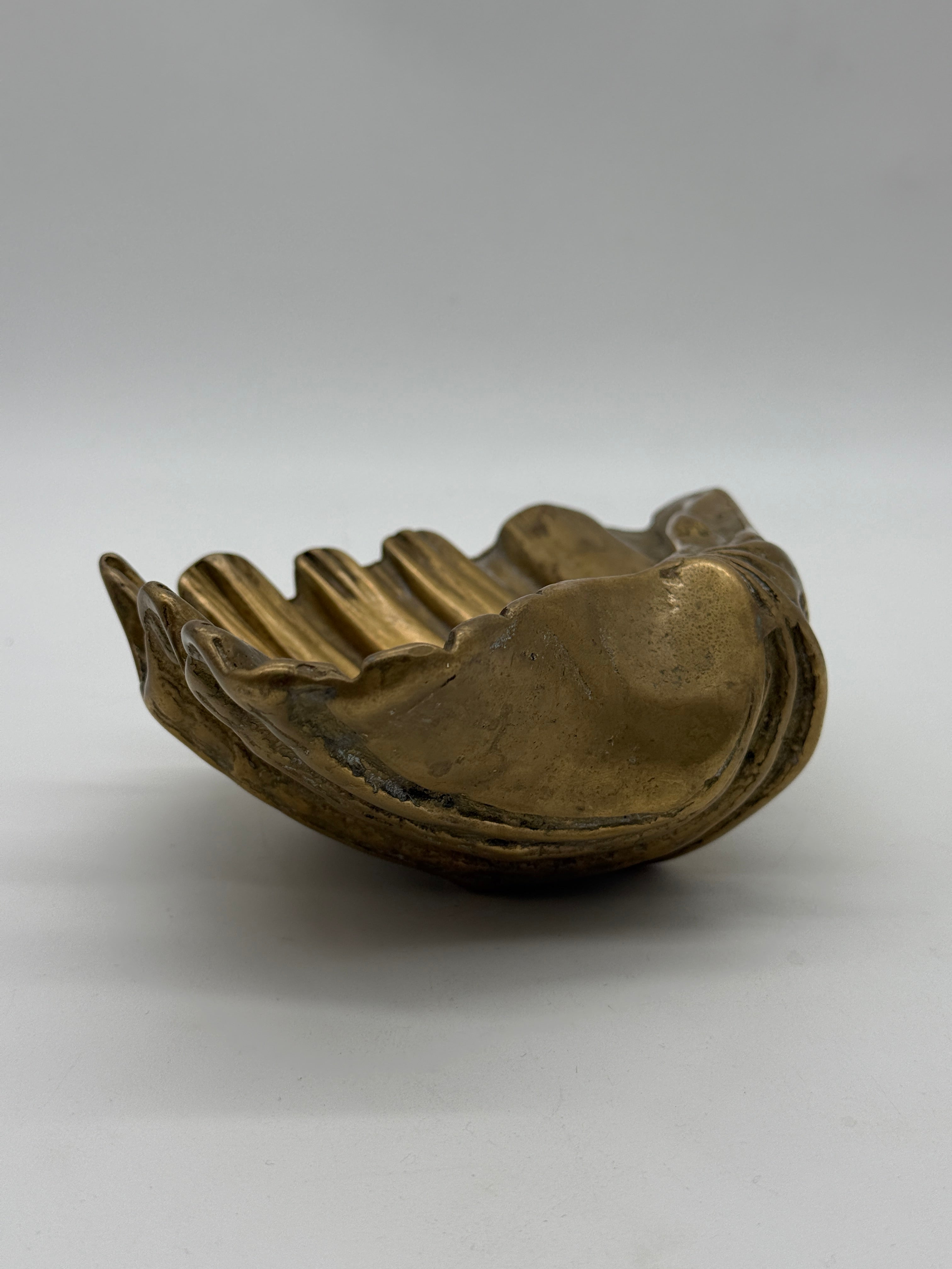 GRAND VIDE-POCHE COQUILLAGE EN LAITON MASSIF — 1950s