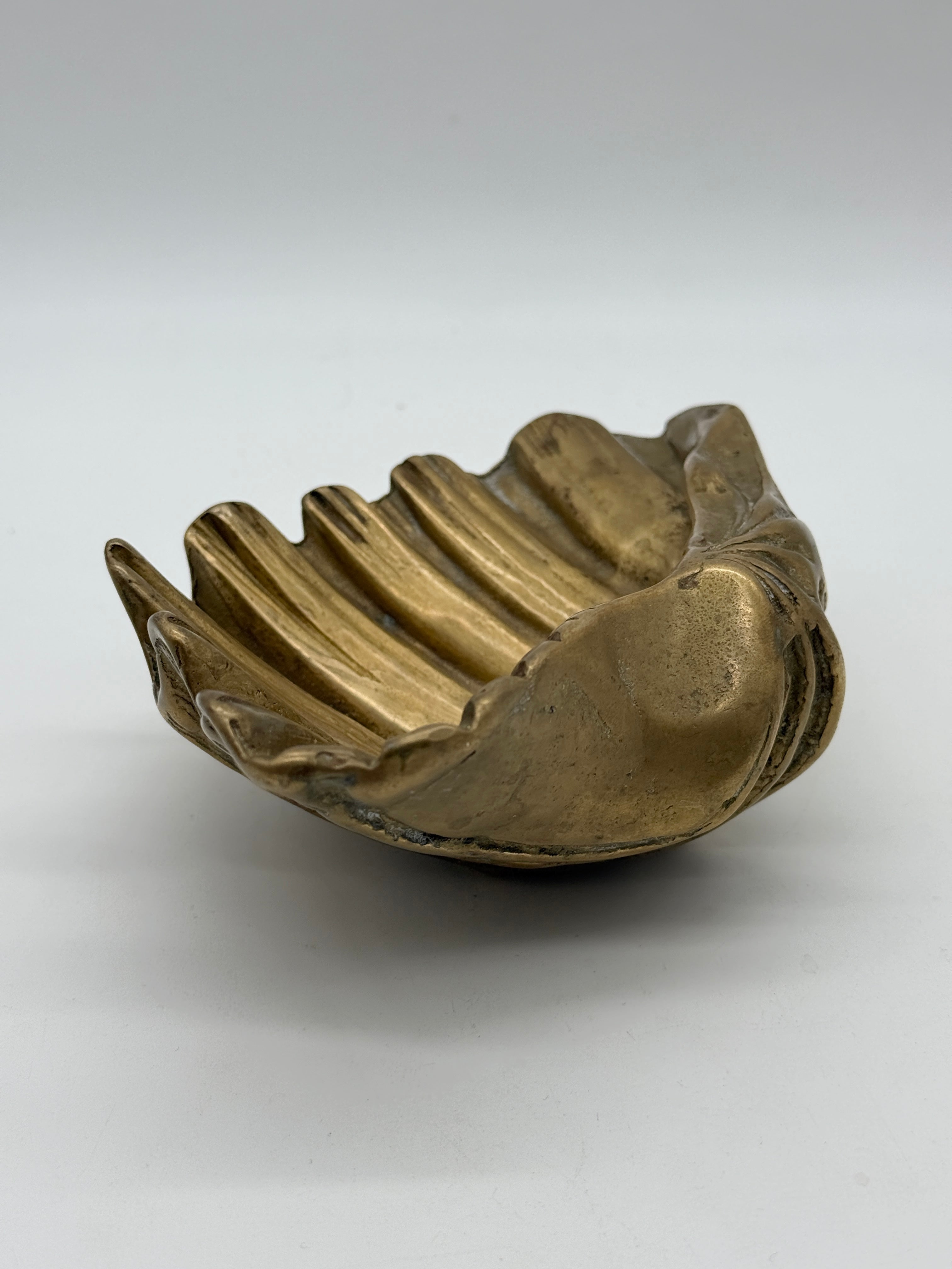 GRAND VIDE-POCHE COQUILLAGE EN LAITON MASSIF — 1950s