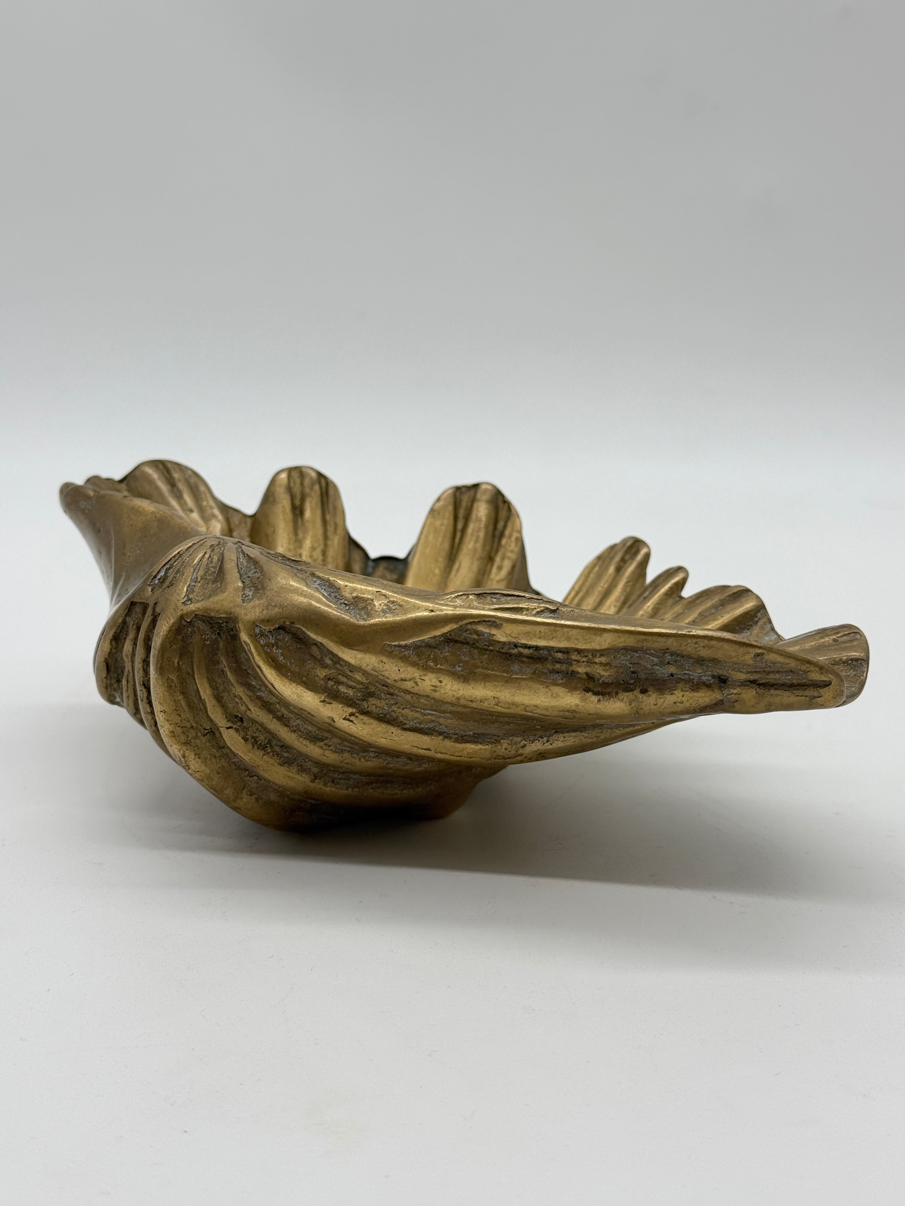 GRAND VIDE-POCHE COQUILLAGE EN LAITON MASSIF — 1950s