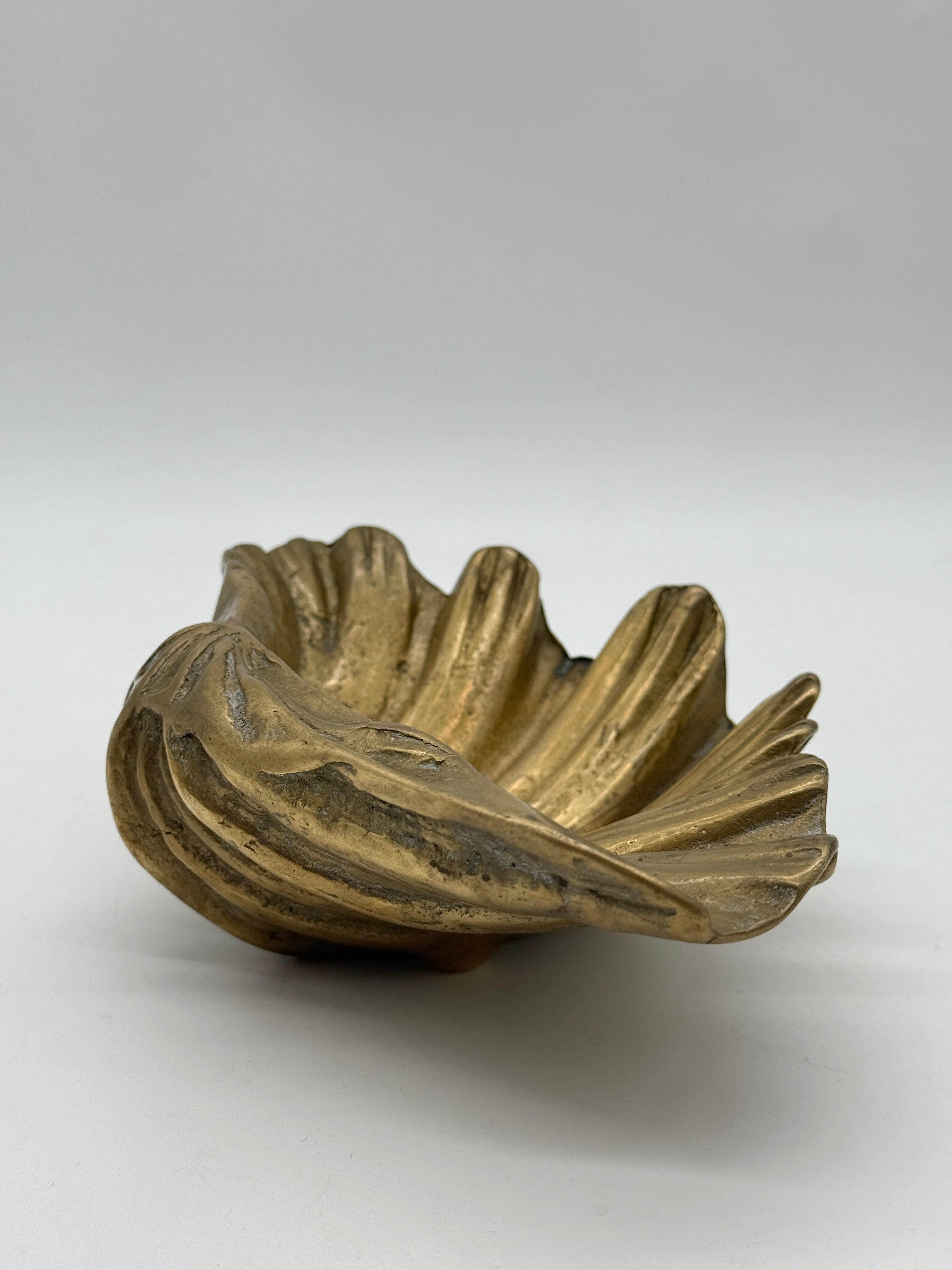 GRAND VIDE-POCHE COQUILLAGE EN LAITON MASSIF — 1950s