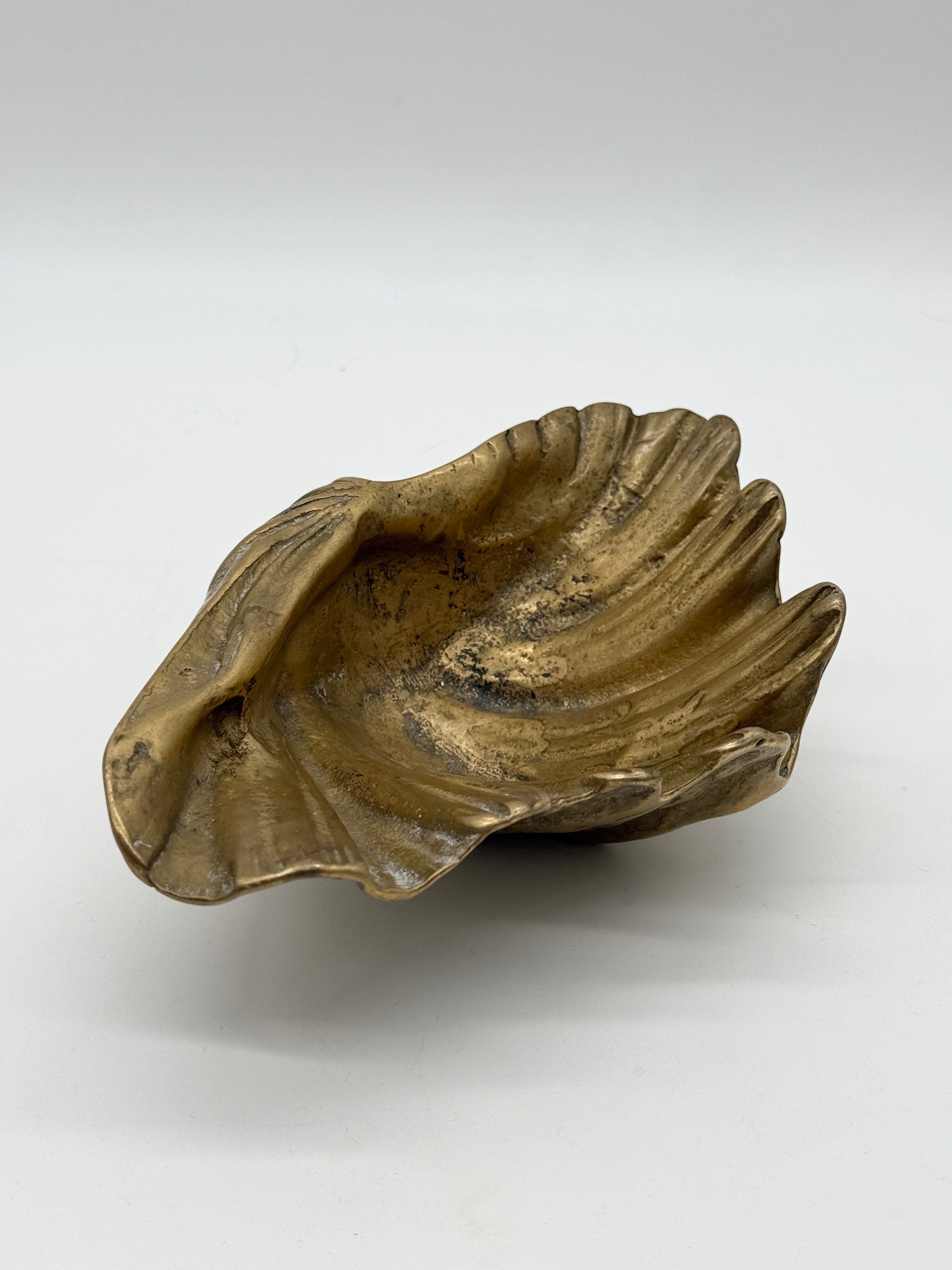 GRAND VIDE-POCHE COQUILLAGE EN LAITON MASSIF — 1950s