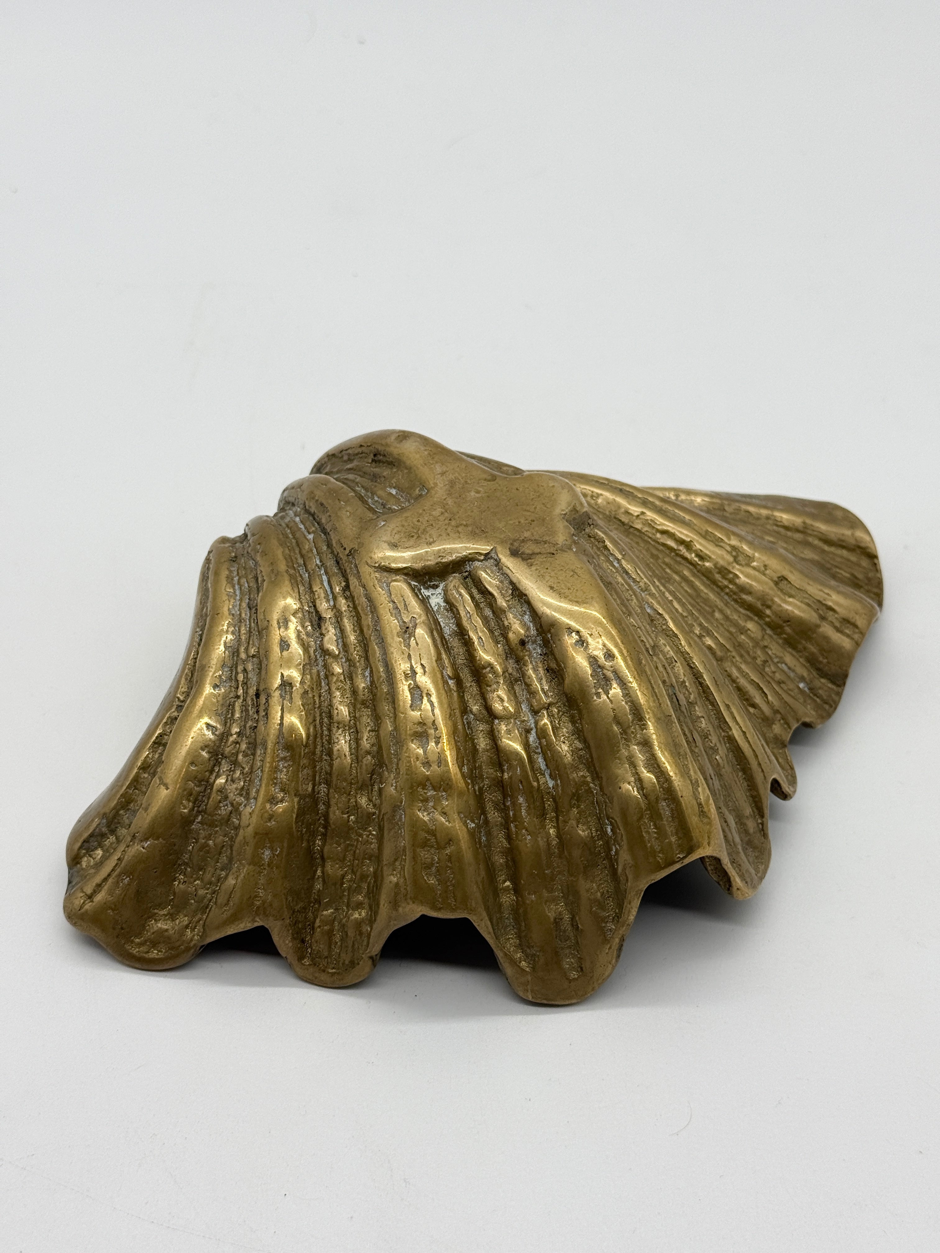 GRAND VIDE-POCHE COQUILLAGE EN LAITON MASSIF — 1950s