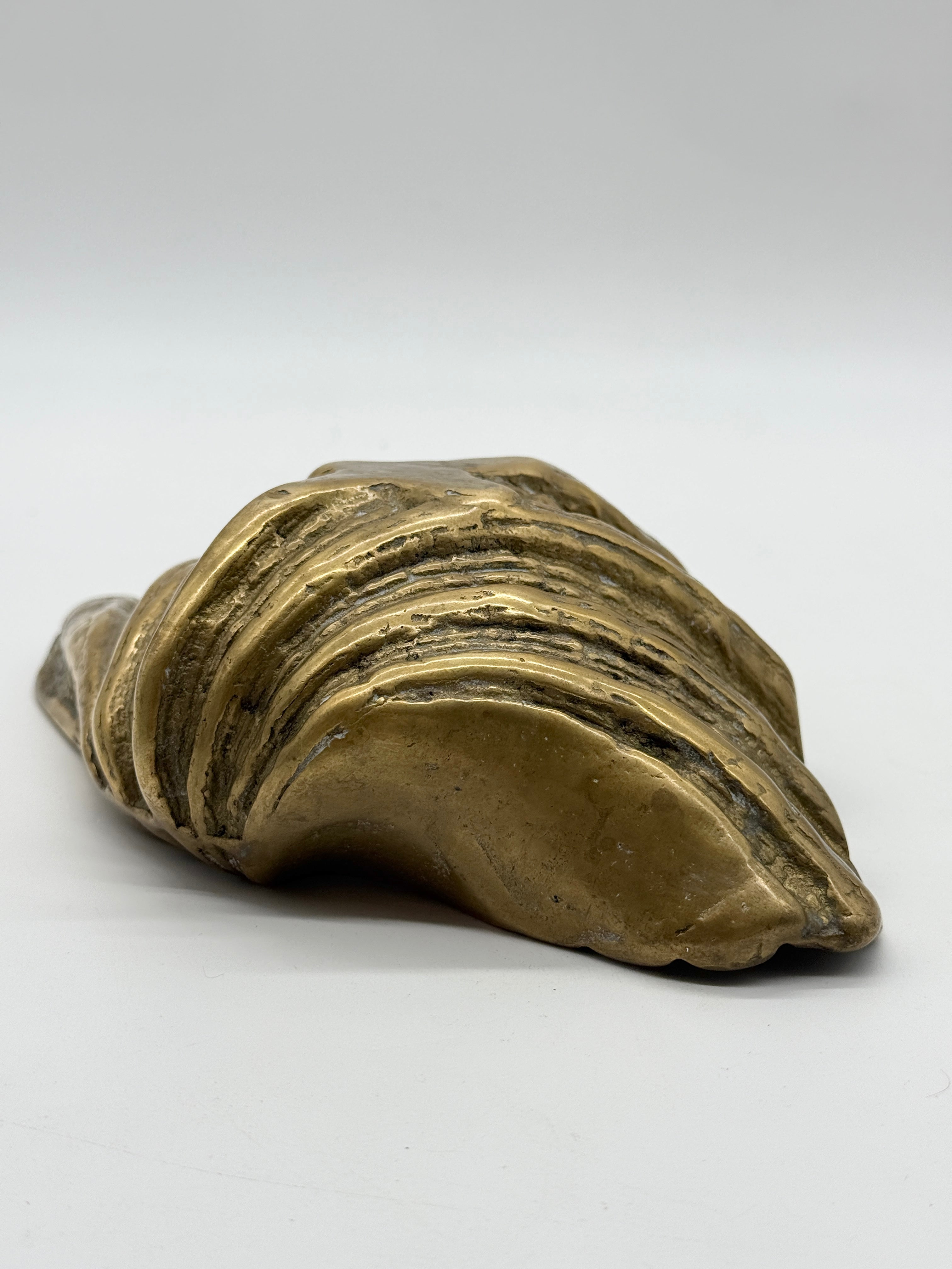 GRAND VIDE-POCHE COQUILLAGE EN LAITON MASSIF — 1950s