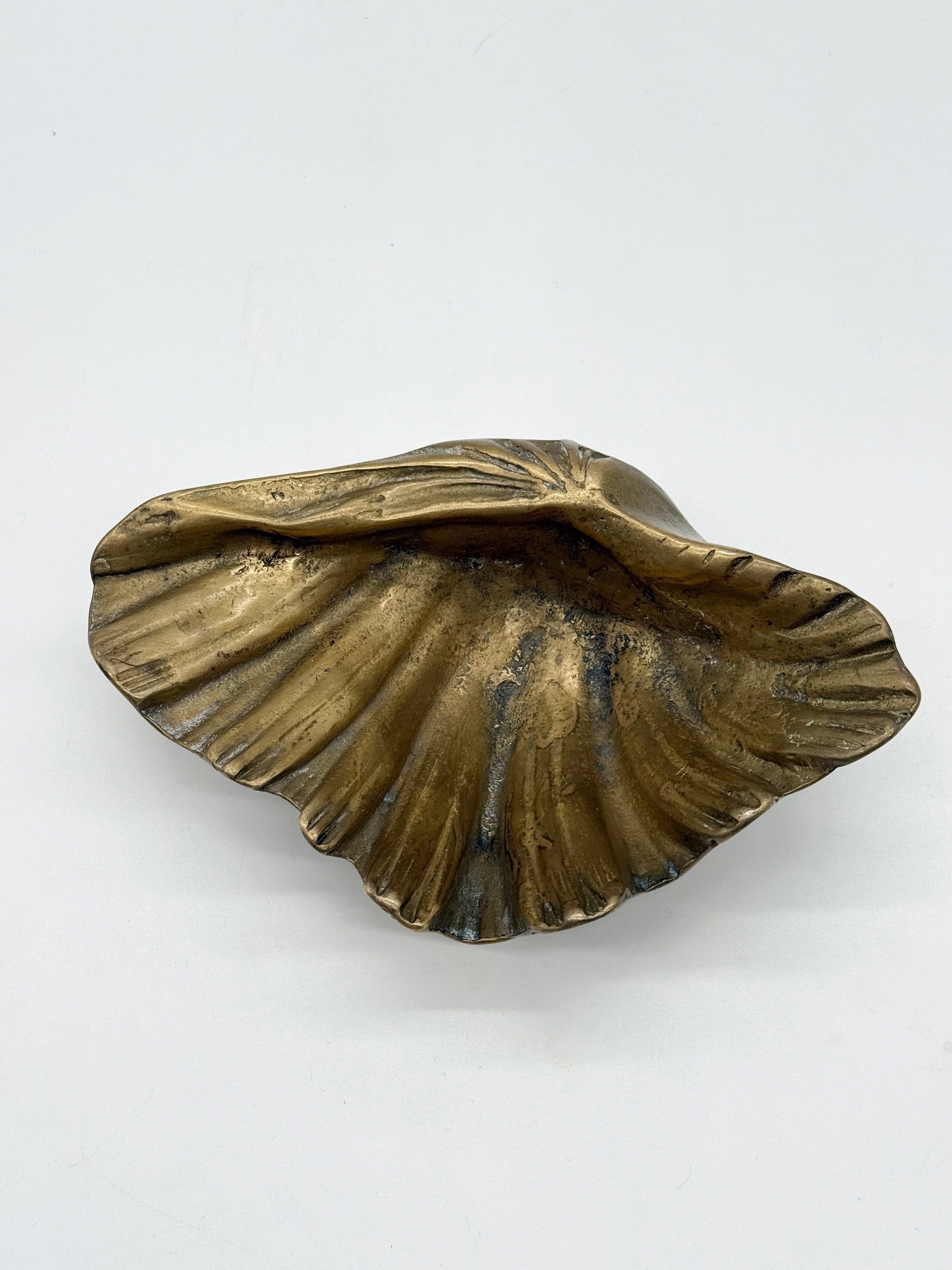 GRAND VIDE-POCHE COQUILLAGE EN LAITON MASSIF — 1950s