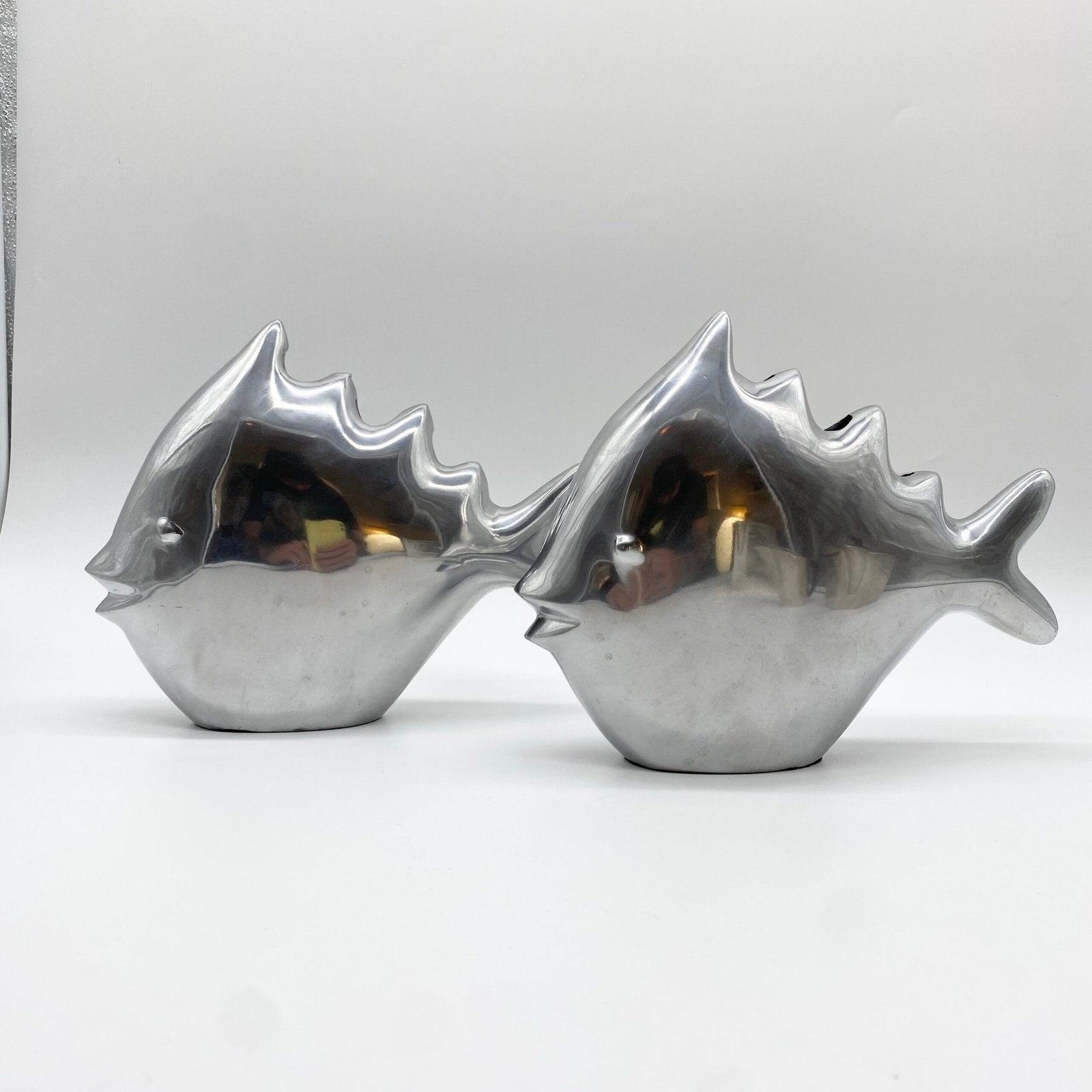 PAIRE DE VASES "POISSON" / FONTE D’ALUMINIUM – 1980s